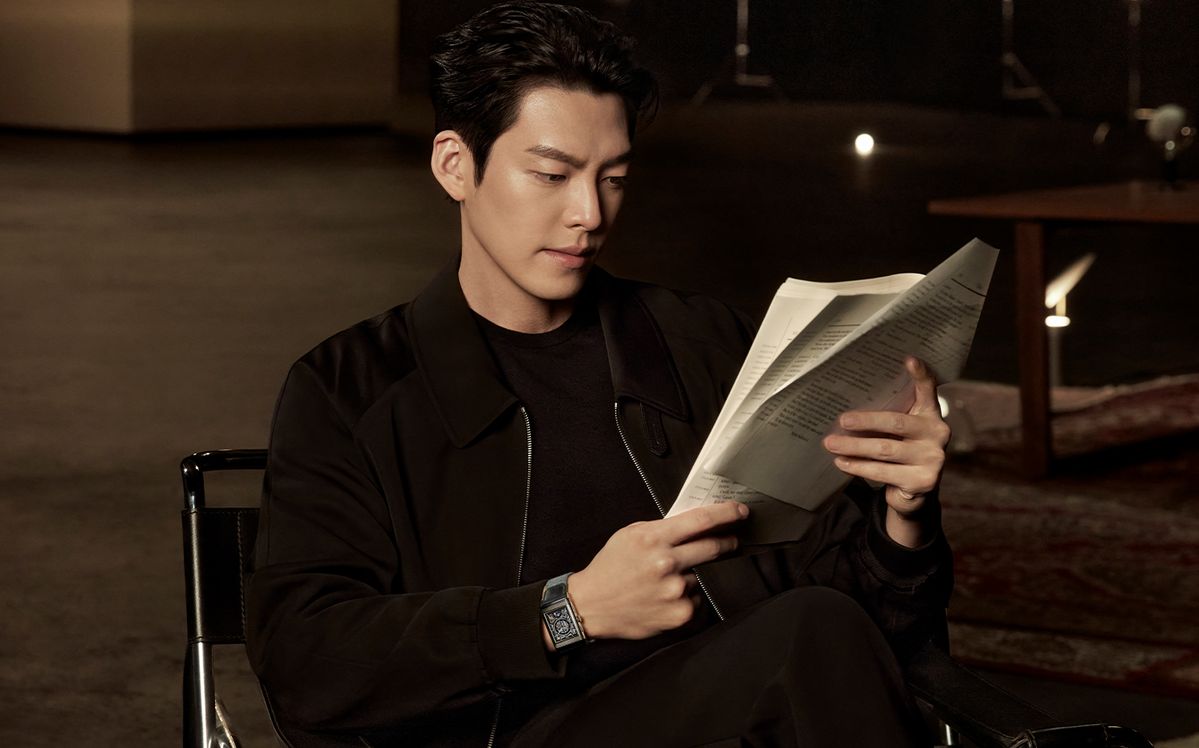 예거 르쿨트르의 ‘리베르소 트리뷰트 크로노그래프’를 착용한 김우빈.