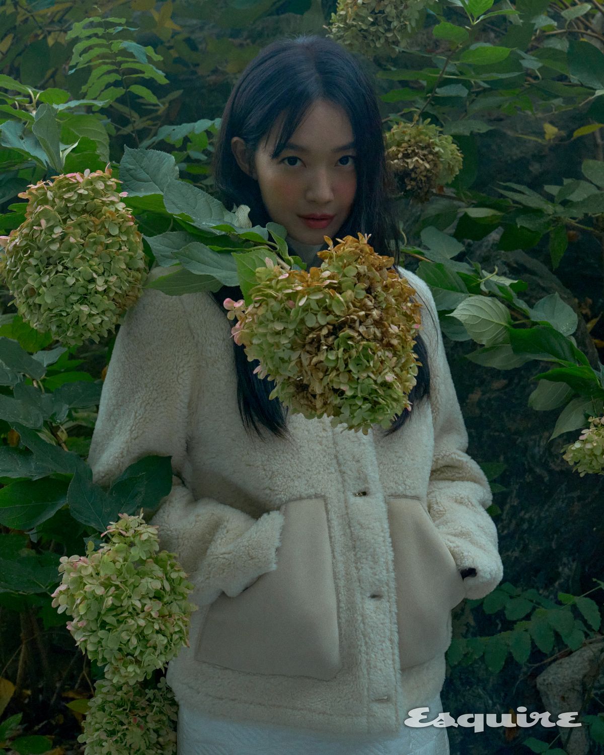 의상과 액세서리 모두 몽클레르 컬렉션.