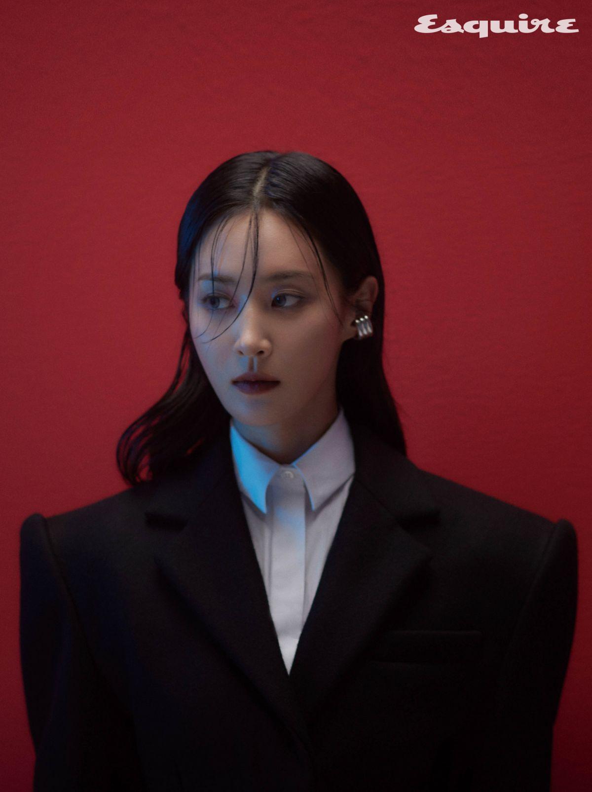 코트, 셔츠 모두 스포트막스. 이어커프 포트레이트 리포트.
