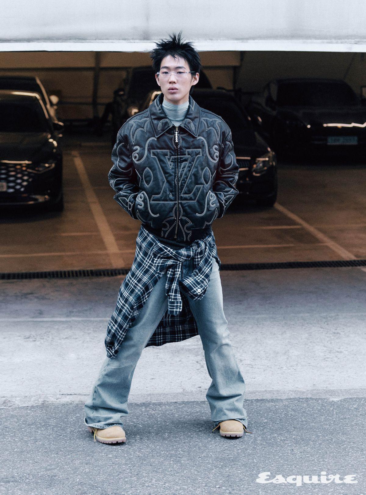 LV 아라베스크 보머 블루종, 워시드 부츠컷 데님 팬츠 모두 가격 미정 루이 비통. 스카이 블루 저지 톱 가격 미정 보테가 베네타. 체크 셔츠 가격 미정 셀린느 옴므. 앵클부츠 가격 미정 팀버랜드x루이 비통. 림리스 안경 가격 미정 까르띠에 by 케어링 아이웨어.