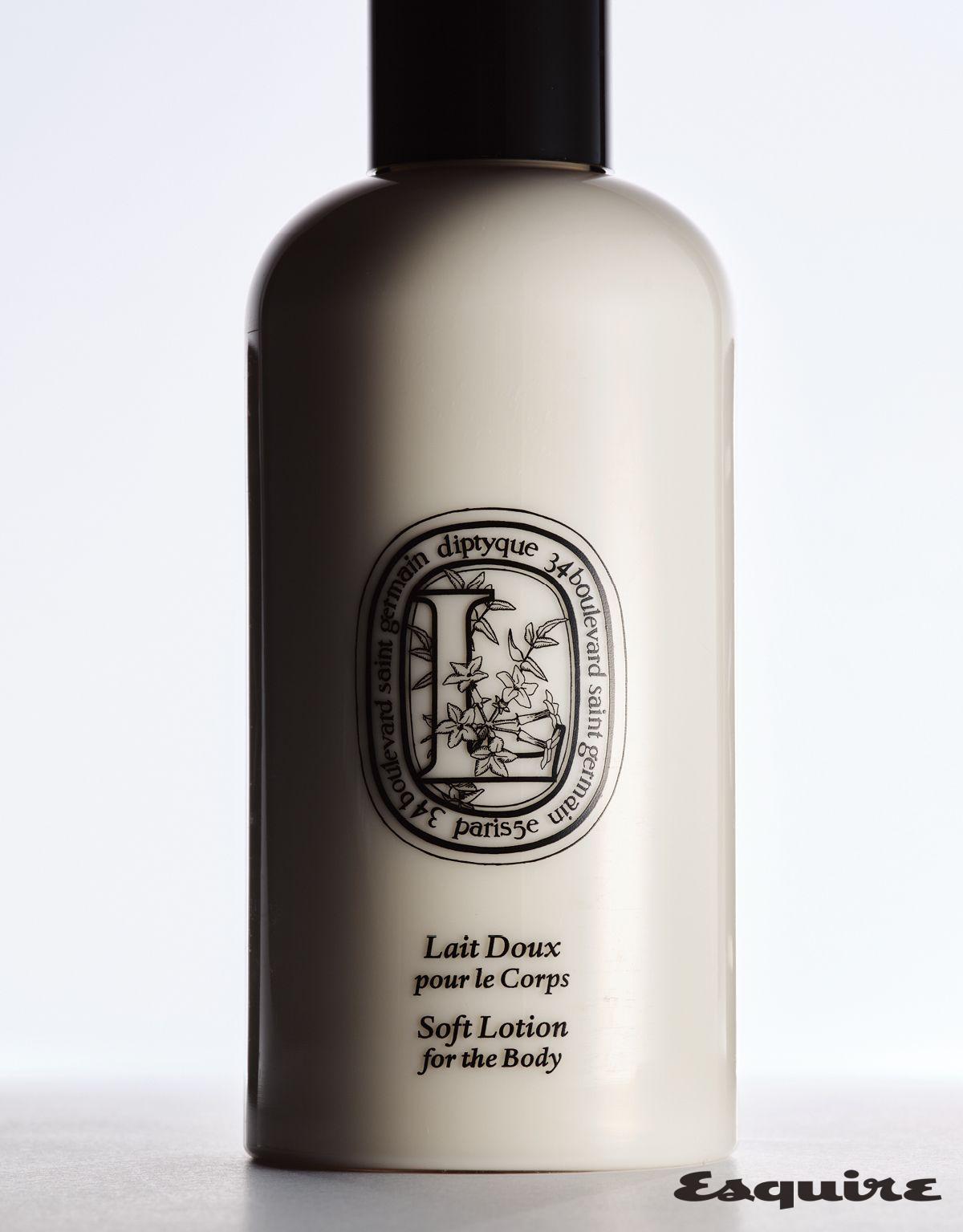 크리미한 제형이 피부에 닿으면서 워터리하게 바뀌어 즉각적으로 수분을 공급하는 소프트 로션 포 보디 250mL/9만5000원 딥티크. 