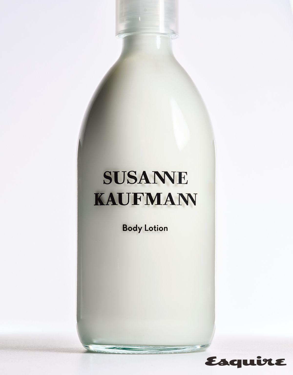 다발방패버섯 추출물과 해바라기씨 오일이 피부에 수분을 빠르게 공급하고 피부 장벽을 보호하는 하이퍼 센시티브 보디로션 250mL/13만5000원 수잔 카프만.