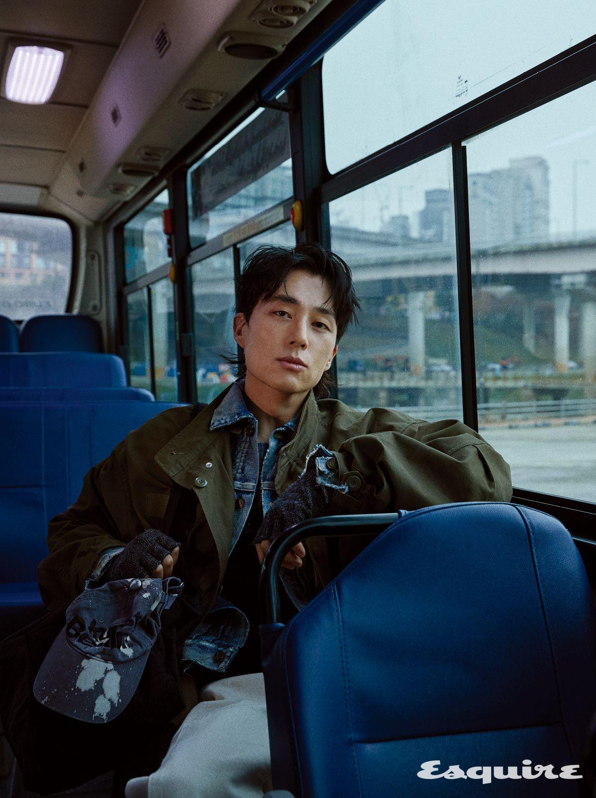 파카 라퍼지스토어. 니트 풀오버 렉토. 팬츠 비디알. 캡 더뮤지엄비지터. 데님 재킷, 글러브, 보스턴백 모두 스타일리스트 소장품. 