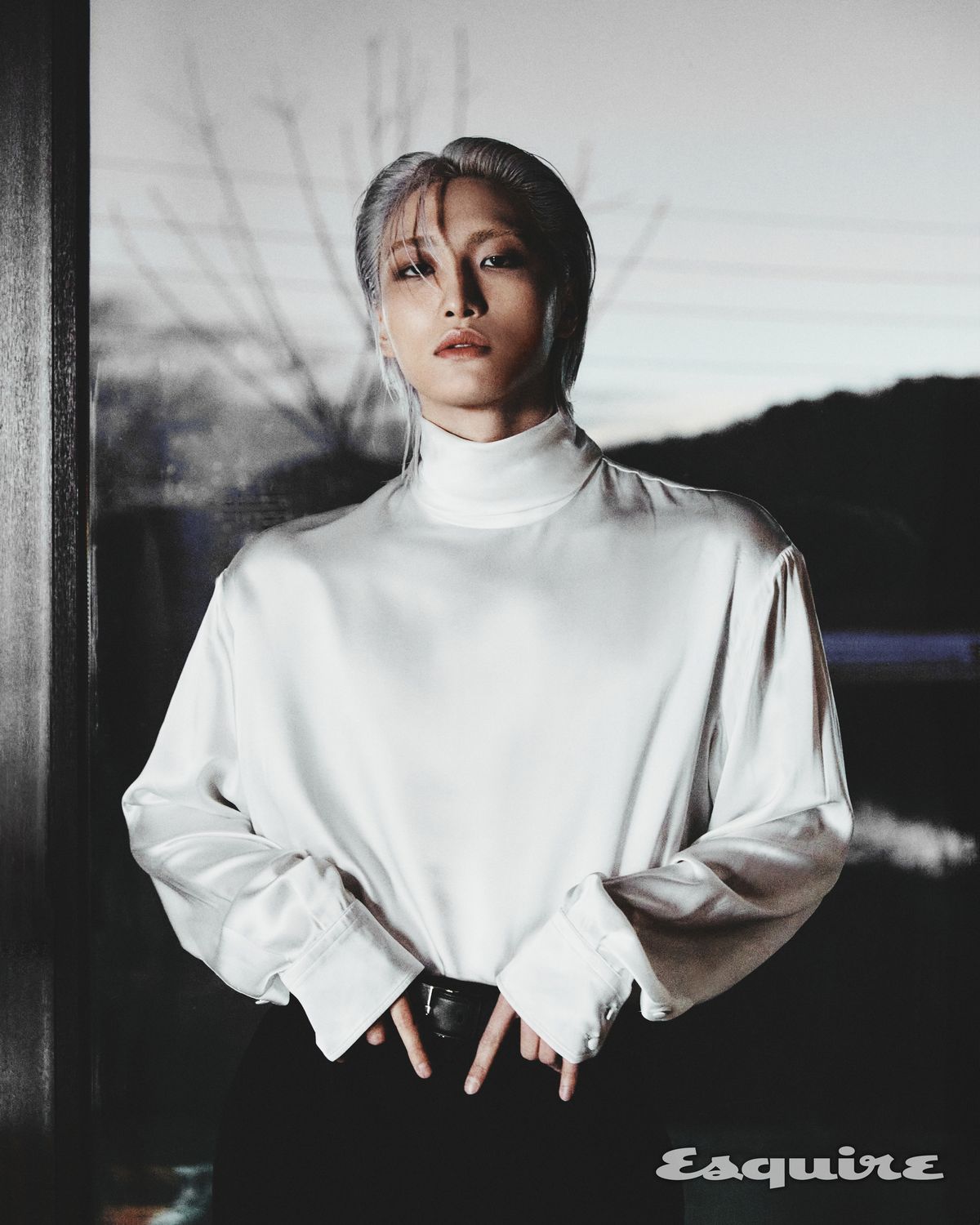 실크 셔츠 돌체앤가바나. 팬츠, 벨트 모두 스타일리스트 소장품.