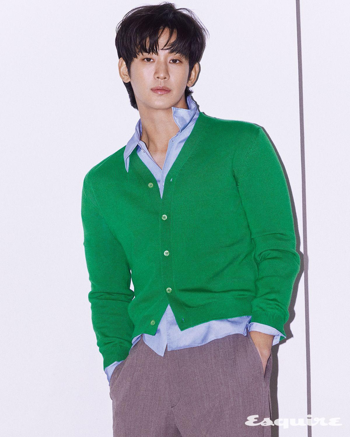 그린 울 카디건, 스카이 블루 코튼 셔츠, 울 팬츠 모두 가격 미정 프라다.