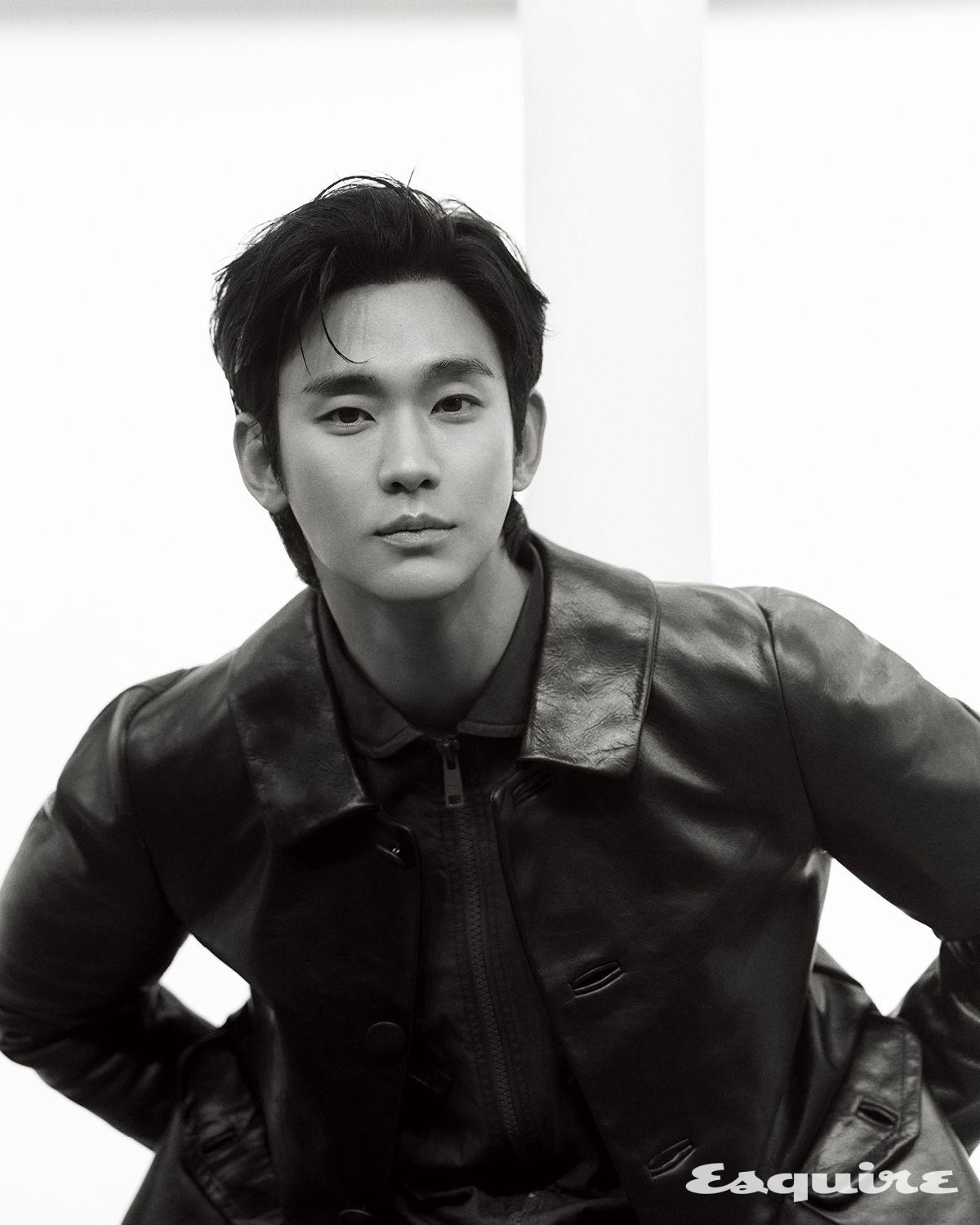 브라운 레더 재킷, 그레이 코튼 오버올 모두 가격 미정 프라다.