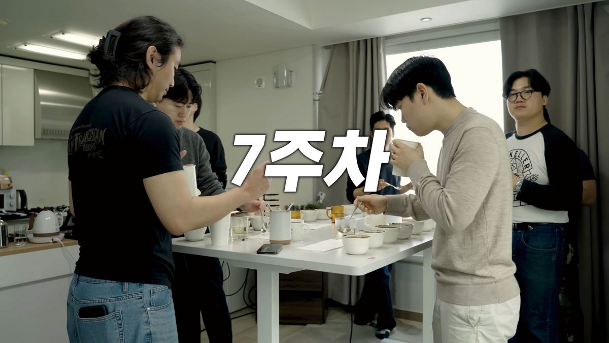 ‘과연 최고의 원두 보관 용기는... 생각지도 못한 결과네요’ 영상. 11개 종류의 용기에 보관한 원두를 15주에 걸쳐 테이스팅하고 비교한 영상으로 안스타 채널의 혀를 내두르게 되는 집요함과 실용주의를 잘 보여주는 콘텐츠 중 하나다.
