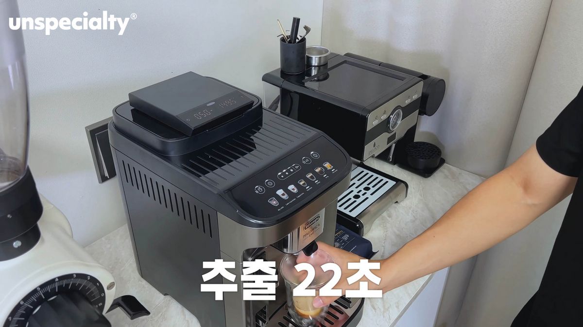 ‘자동 머신으로 맛있는 에스프레소를 추출하는 꿀팁을 알려드립니다’ 영상. 안스타는 핸드드립, 에스프레소, 모카포트, 자동 커피 머신 등 분야를 불문하고 시청자들로 하여금 온갖 종류의 커피 생활을 업그레이드할 수 있는 정보를 제공하고 있다.