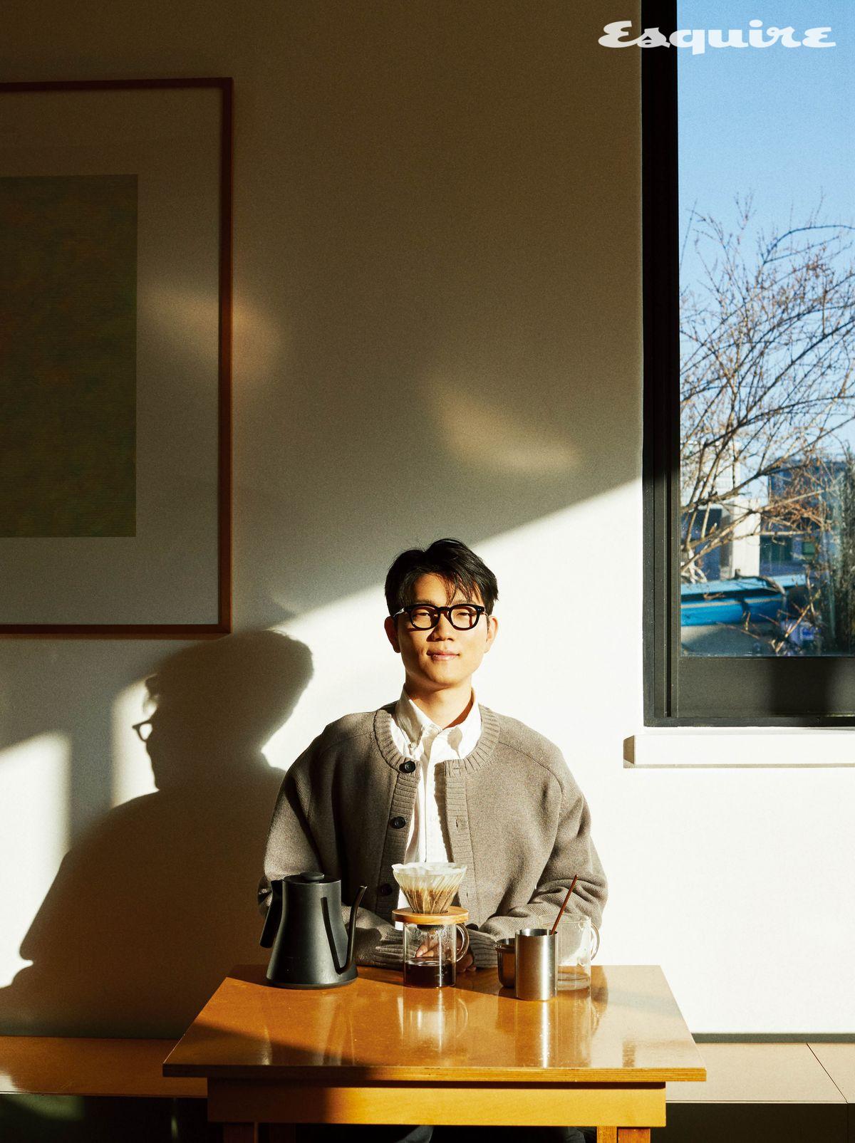 카디건 코스. 안경 하이칼라. 셔츠 스타일리스트 소장품. 