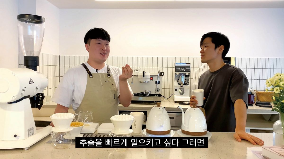 ‘핸드 드립 세계대회 2등 바리스타의 핸드드립 레시피를 공개합니다’ 영상. 각자의 취향과 도구의 종류, 원두에 맞춰 참고할 수 있도록 세계적 수준 바리스타들의 핸드드립 레시피를 소개하는 시리즈는 안스타 채널 최고의 인기 콘텐츠 중 하나다.