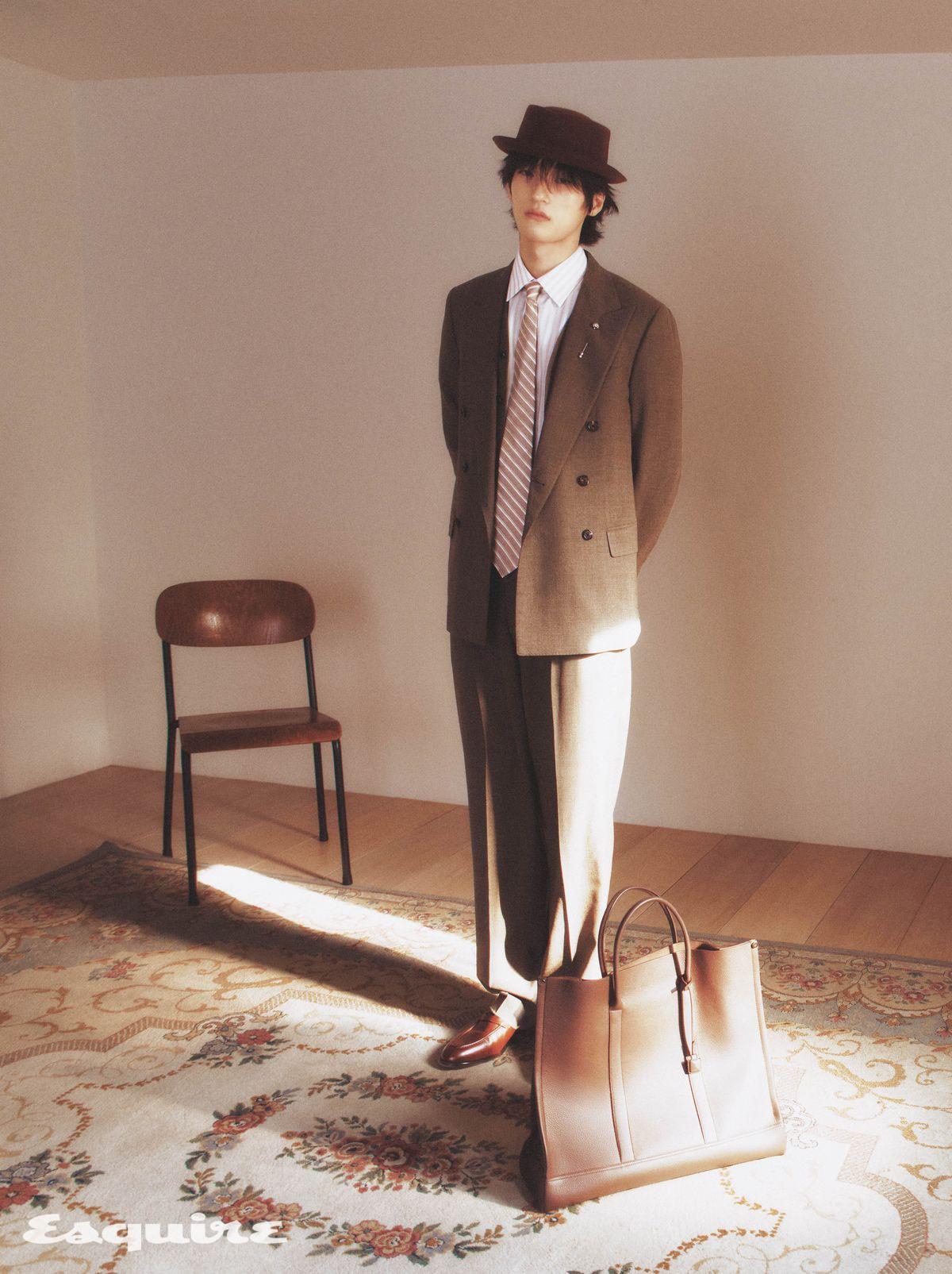 밀라노 더블브레스티드 재킷, 드레이튼 베스트, 실크 셔츠, 조에스 팬츠, 세르지오 워크 뭉크 더비 슈즈, 빔 라지 토트백, 베터 해트, 스트라이프 타이, 브로치 핀 모두 가격 미정 로로피아나.