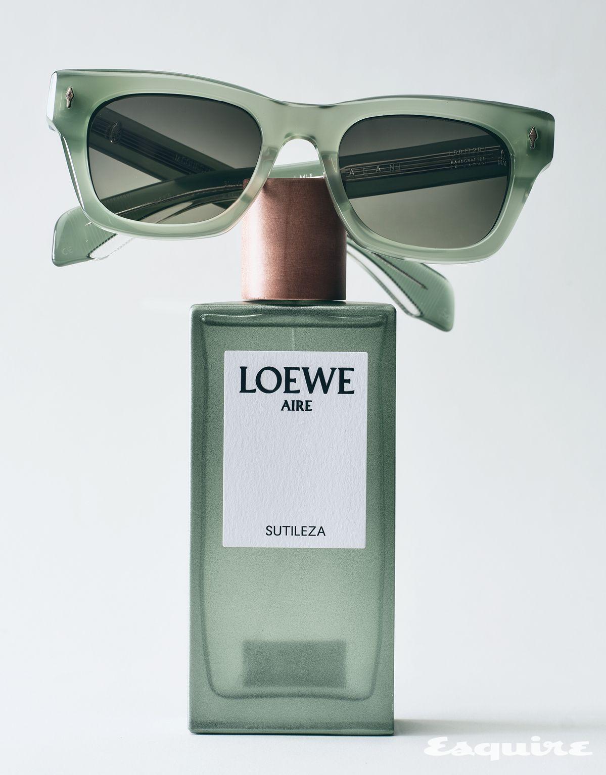 배, 은방울꽃, 재스민 노트가 조화로운 아이레 수틸레사 오 드 뚜왈렛 100mL/23만2000원 로에베 퍼퓸. 밥 딜런에게 영감받은 딜런 선글라스 145만8000원 자크마리마지 by 블링크 아이웨어.