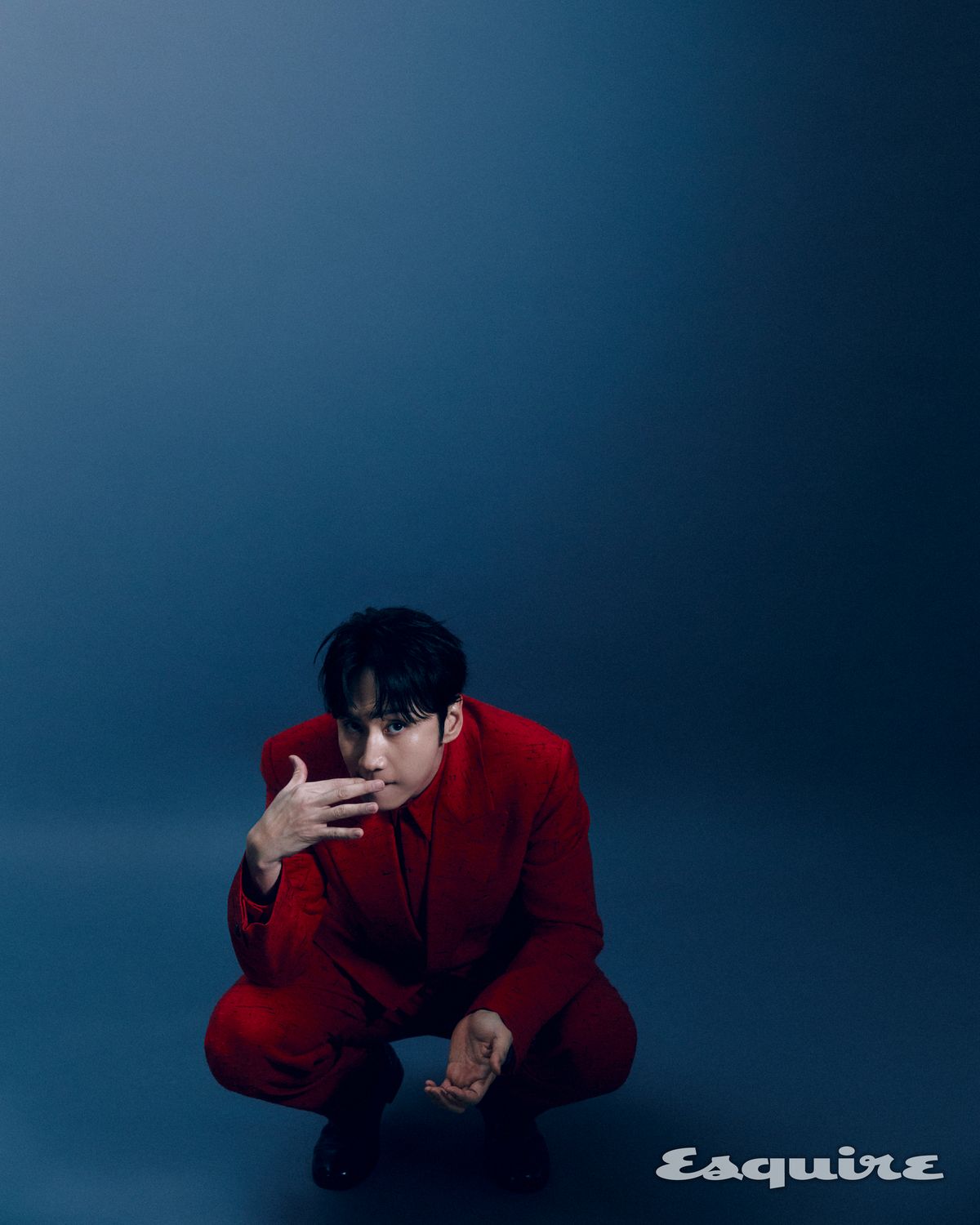 재킷, 셔츠, 팬츠, 부츠 모두 보테가 베네타.