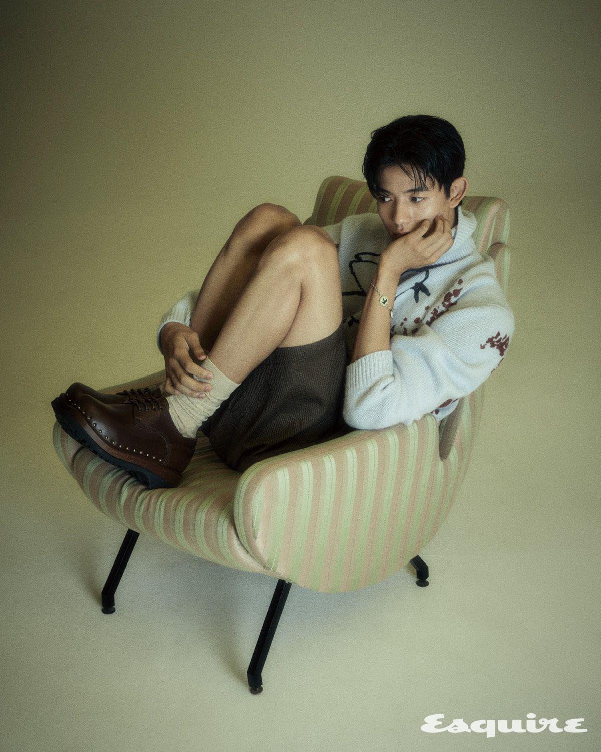 터틀넥 스웨터, 시어서커 쇼츠, 브레이슬릿, 삭스, 디올 케이프타운 더비 슈즈 모두 디올 맨.
