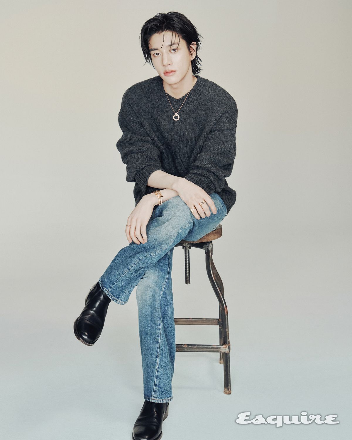 다이아몬드를 세팅한 로즈 골드 소재의 티파니 T 서클 펜던트 네크리스, 오른손 중지에 착용한 티파니 T 트루 8mm 링, 소지에 착용한 티파니 T 링, 왼손에 착용한 티파니 T 와이드 다이아몬드 힌지드 뱅글과 티파니 T 내로우 다이아몬드 힌지드 뱅글, 검지에 착용한 티파니 T 트루 와이드 링 모두 티파니. 스웨터 아워레가시. 데님 팬츠 선플라워. 부츠 르메르.