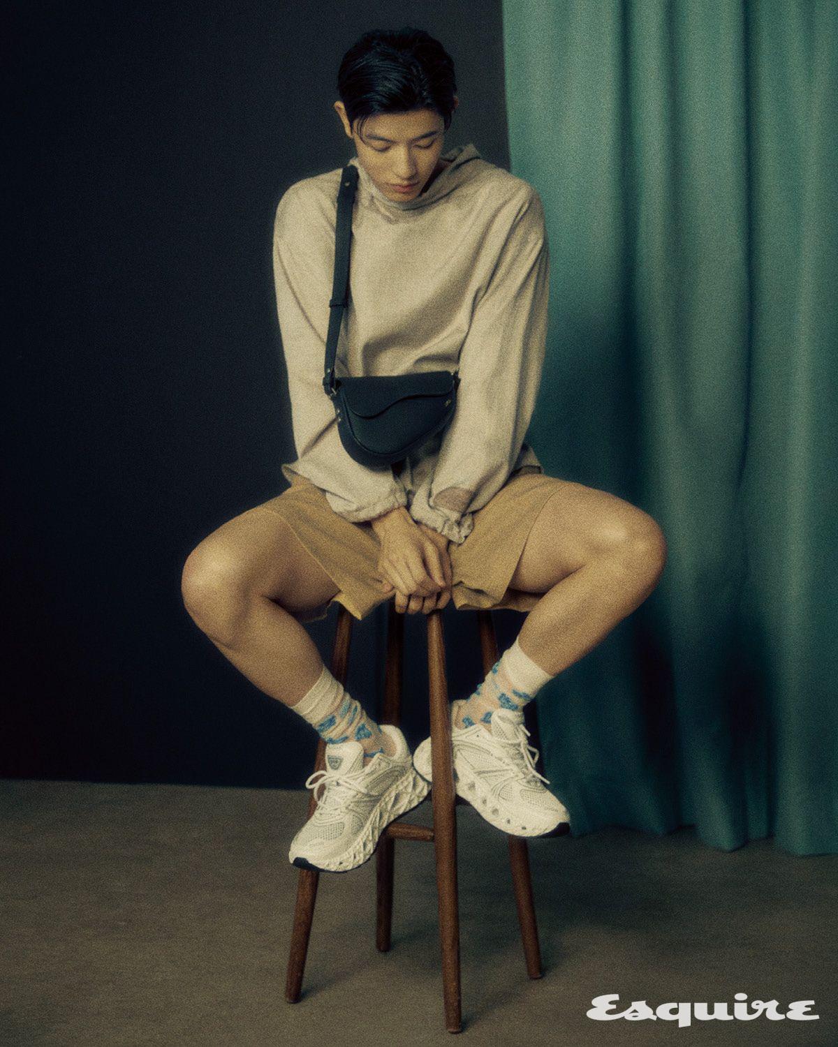 후디드 셔츠, 쇼츠, 삭스, B35 NXXT 스니커즈, 디올 노르망디 미니 새들백 모두 디올 맨.