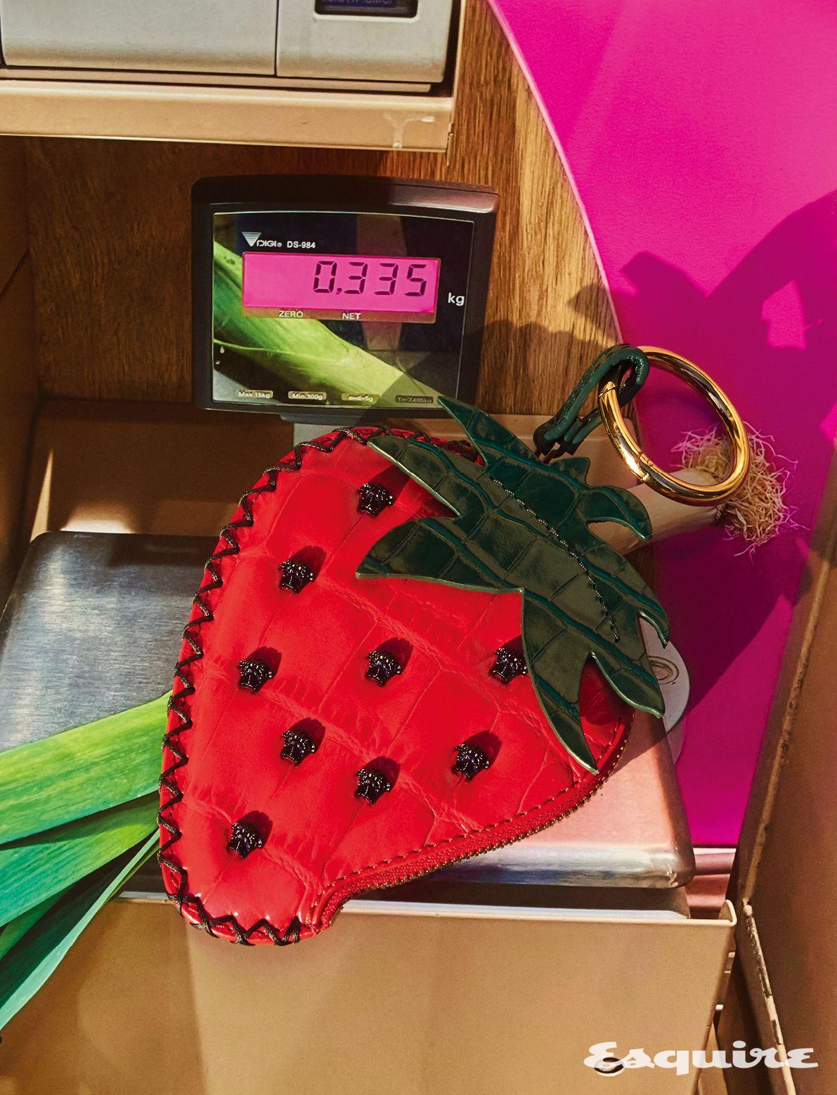 스트로베리 키체인 77만원 베르사체.