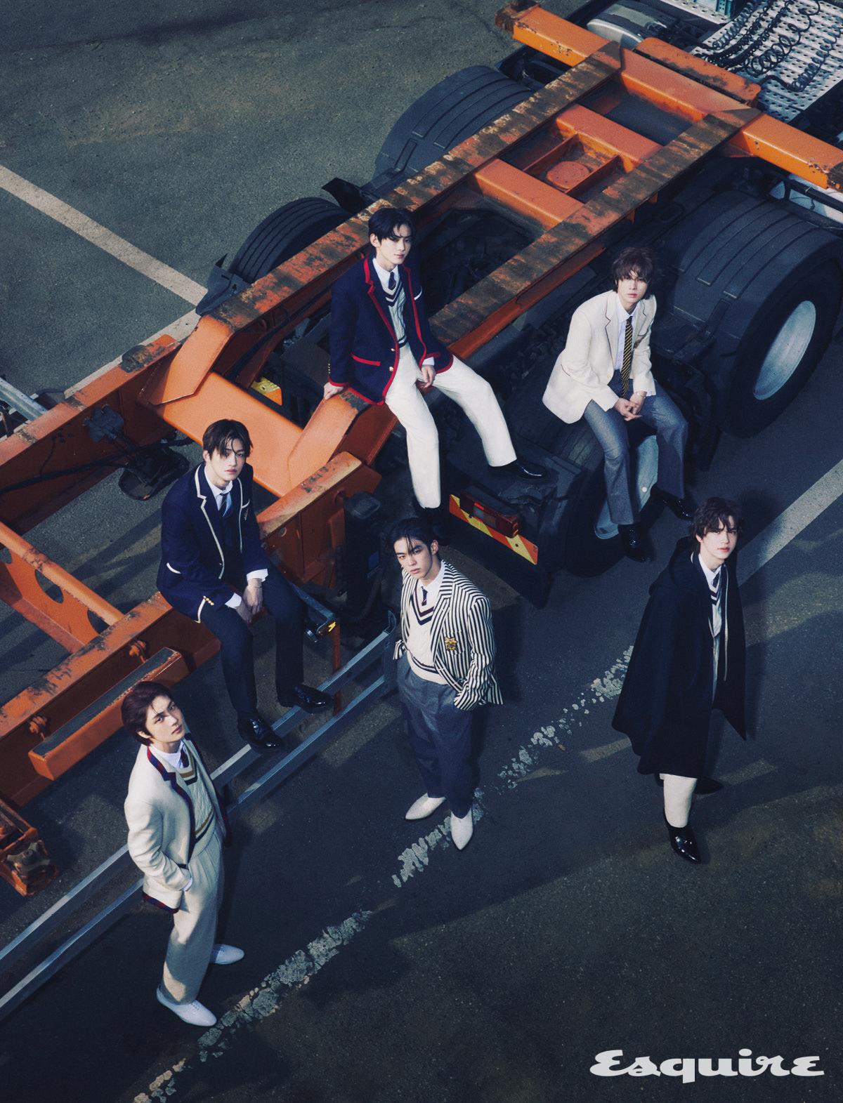 (영재) 화이트 재킷, 니트 베스트, 셔츠, 팬츠, 타이, 슈즈 모두 셀린느 옴므. (지훈) 네이비 재킷, 베스트, 셔츠, 팬츠, 타이, 슈즈 모두 셀린느 옴므. (도훈) 스트라이프 재킷, 니트 베스트, 셔츠, 팬츠, 타이, 슈즈 모두 셀린느 옴므. (한진) 네이비 재킷, 니트 베스트, 셔츠, 팬츠, 타이, 슈즈 모두 셀린느 옴므. (경민) 화이트 재킷, 셔츠, 팬츠, 타이, 슈즈 모두 셀린느 옴므. (신유) 네이비 케이프, 재킷, 니트 베스트, 셔츠, 팬츠, 타이, 슈즈 모두 셀린느 옴므.