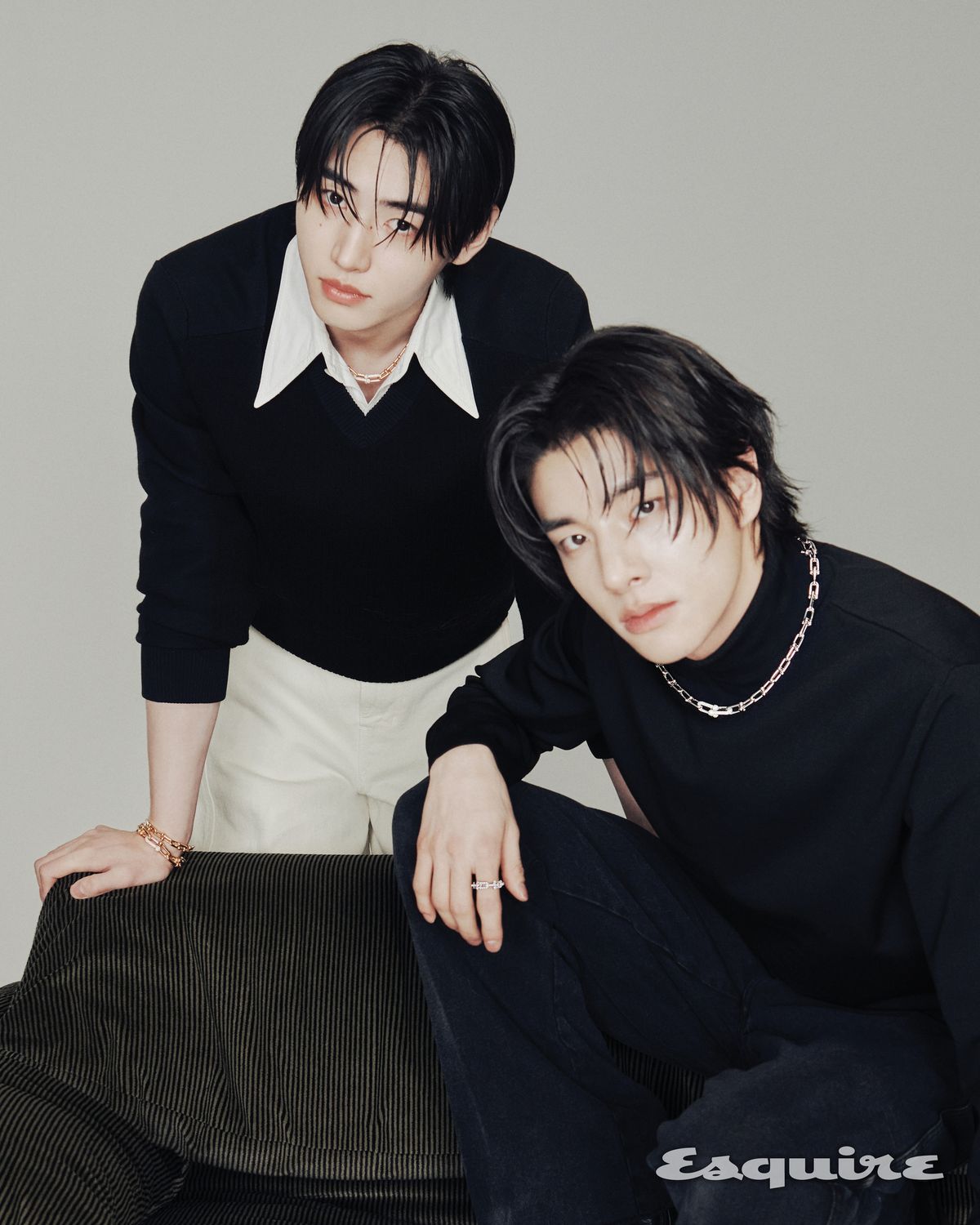 (성훈) 다이아몬드를 세팅한 옐로 골드 소재의 티파니 하드웨어 미디엄 링크 네크리스, 오른손에 착용한 티파니 하드웨어 라지 링크 브레이슬과 티파니 하드웨어 미디엄 링크 브레이슬릿 모두 티파니. 스웨터, 셔츠, 팬츠 모두 르메르. (제이크) 다이아몬드를 세팅한 화이트 골드 소재의 티파니 하드웨어 미디엄 링크 네크리스, 티파니 하드웨어 스몰 링크 링 모두 티파니. 터틀넥 스웨터, 팬츠 모두 렉토.