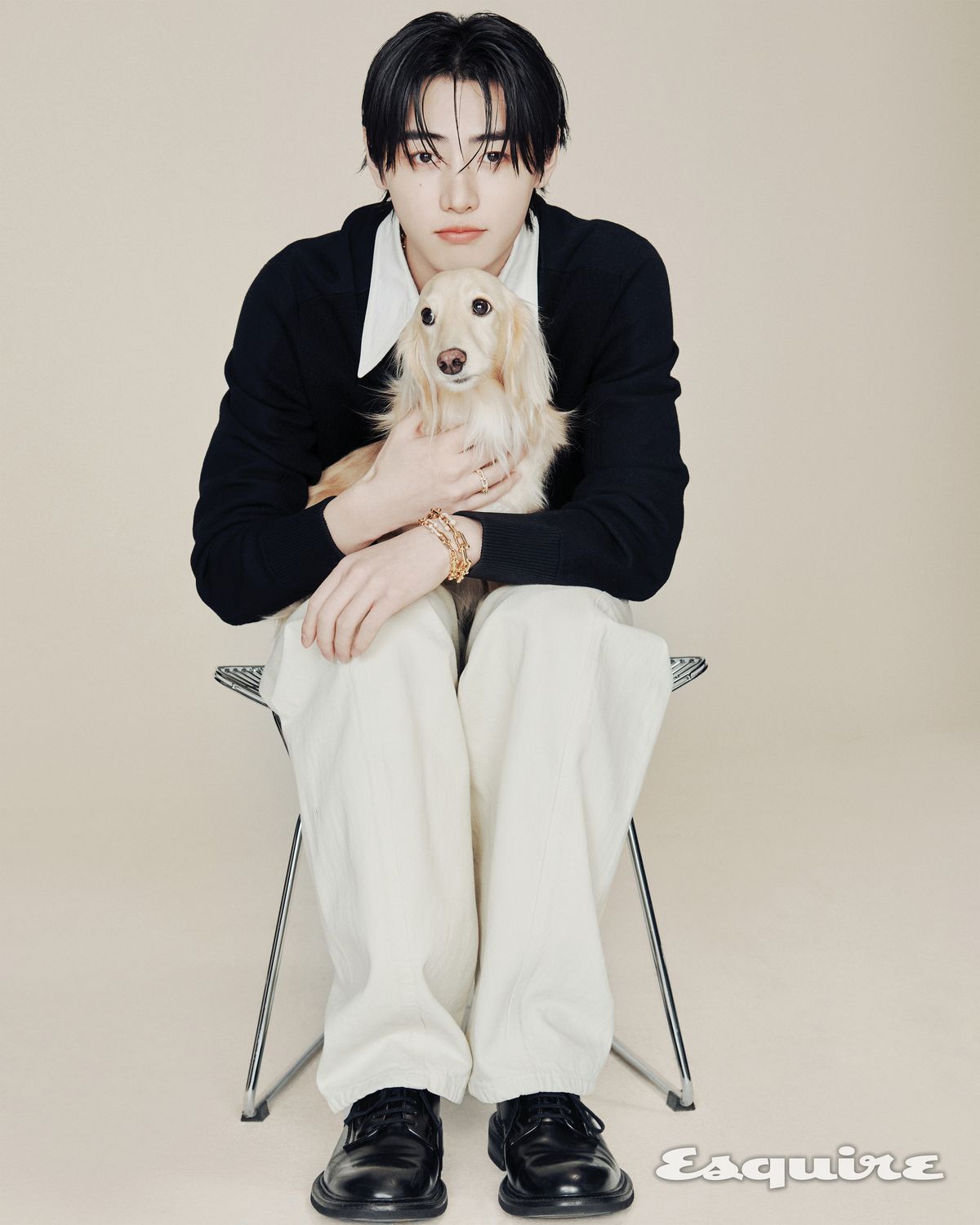 다이아몬드를 세팅한 옐로 골드 소재의 티파니 하드웨어 미디엄 링크 네크리스, 오른손 약지에 착용한 티파니 하드웨어 스몰 링크 링, 왼손에 착용한 티파니 하드웨어 라지 링크 브레이슬릿과 티파니 하드웨어 미디엄 링크 브레이슬릿 모두 티파니. 스웨터, 셔츠, 팬츠 모두 르메르. 슈즈 프라다.