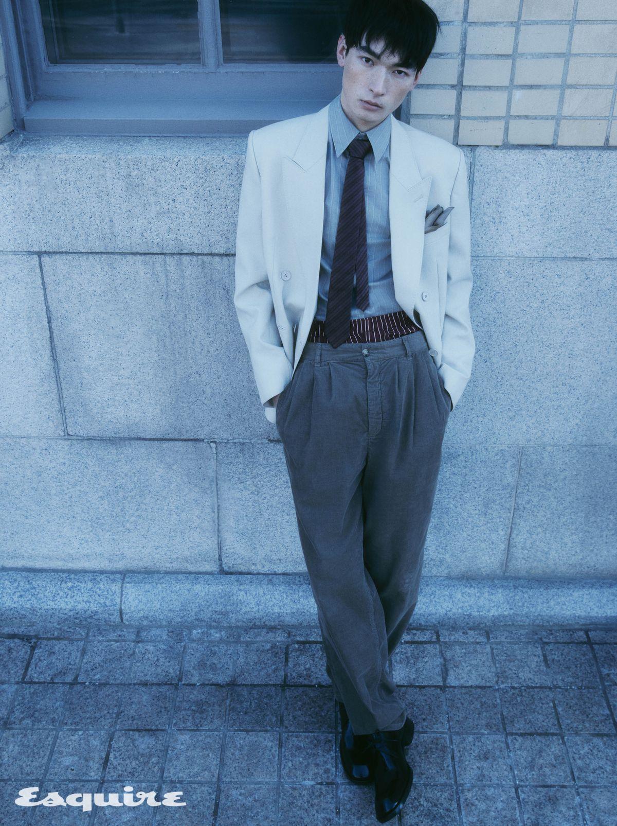 더블브레스티드 울 재킷, 스트라이프 실크 보일 셔츠, 코듀로이 배기팬츠, 카산드라 스트라이프 쇼츠, 글레이즈드 레더 바딤 더비 슈즈, 실크 멀티 스트라이프 타이, 실크 도트 포켓스퀘어 모두 가격 미정 생 로랑 by 안토니 바카렐로.