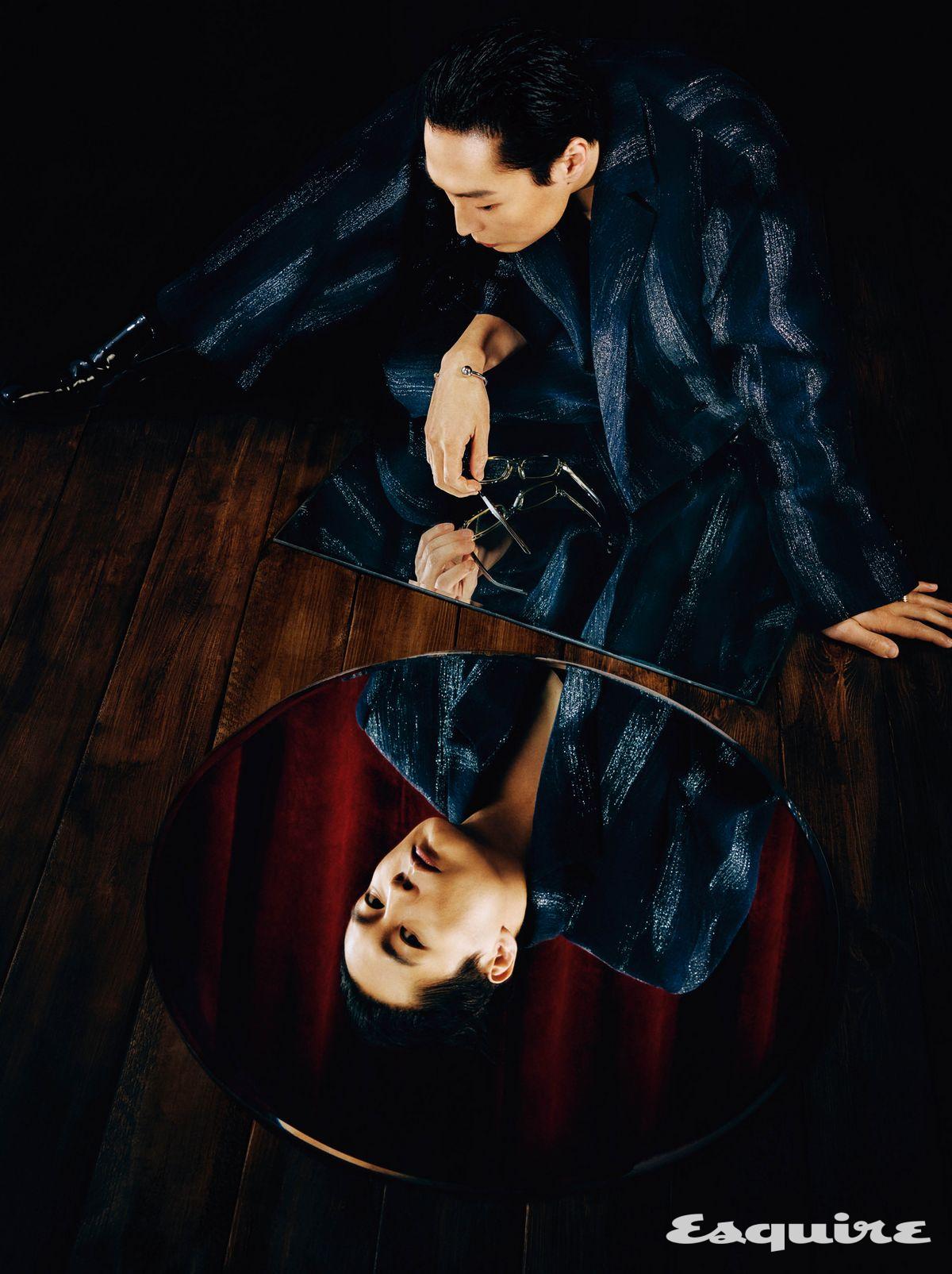 재킷, 팬츠 모두 잉크. 슈즈 크리스찬 루부탱. 안경 젠틀몬스터. 브레이슬릿 포트레이트 리포트. 링 톰 우드.