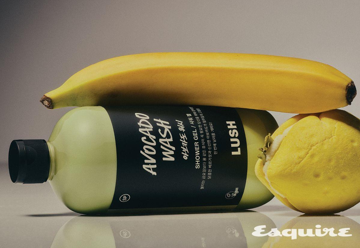 아보카도와 리시 열매 오일, 베르가모트가 노폐물을 제거하는 아보카도 워시 565g/4만8000원, 레몬·코코아·시어버터가 함유된 레몬 크럼블 버블룬 배스 밤 200g/2만원 모두 러쉬.