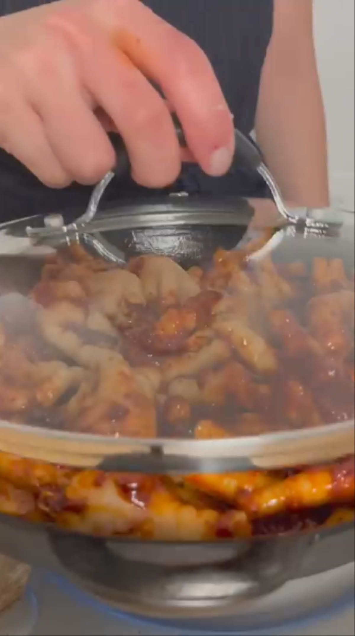 ‘Korean Chicken Feet : don’t yuck my yum’ 영상. 매운 닭발을 만드는 쇼츠로, 한식 요리 유튜버인 두비두밥은 자신이 만들어 먹는 요리에 편견을 내비치는 댓글에 반발해 ‘찐 한식’을 만들기 시작했다고 한다.