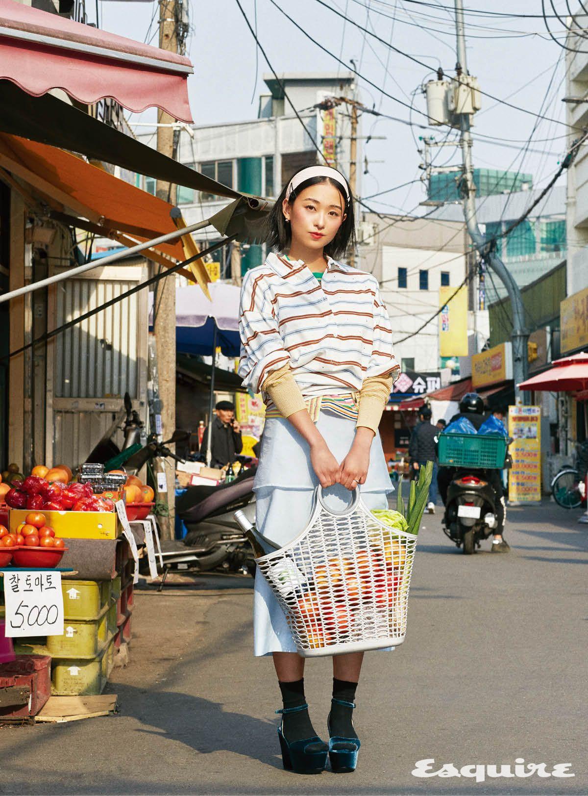 피케셔츠 매니모어몽. 옐로 카디건 비비안 웨스트우드. 스트라이프 톱 앤더슨벨. 스커트 로라로라. 슈즈, 삭스, 머리띠로 활용한 스카프, 이어링 모두 스타일리스트 소장품.
