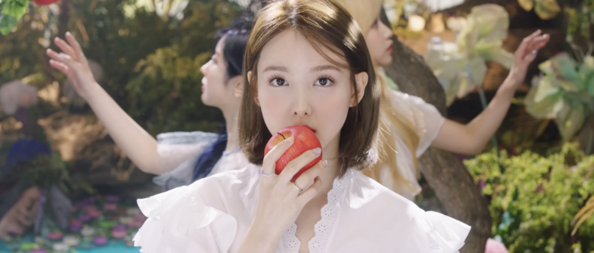 트와이스 'MORE & MORE' 뮤직비디오