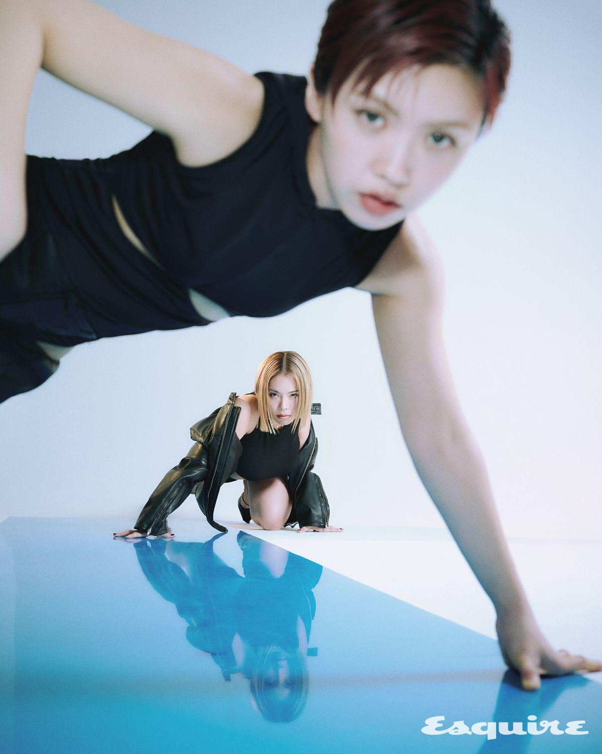 (아이키) 톱 섀도우플레이. 팬츠 스타일리스트 소장품. (가비) 재킷 준지. 네크리스 스와로브 스키. 톱, 슈즈 모두 스타일리스트 소장품.