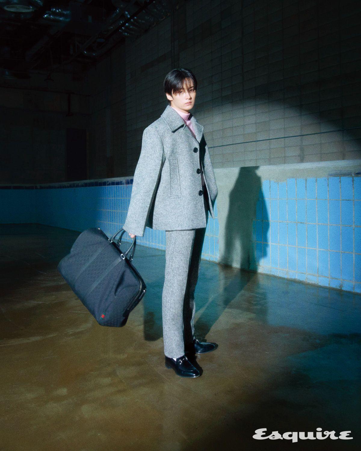 더블 코튼 울 재킷, 트윌 터틀넥 톱, 더블 코튼 울 포멀 팬츠, 호스빗 레더 로퍼, GG 캔버스 더플백 모두 가격 미정 구찌.