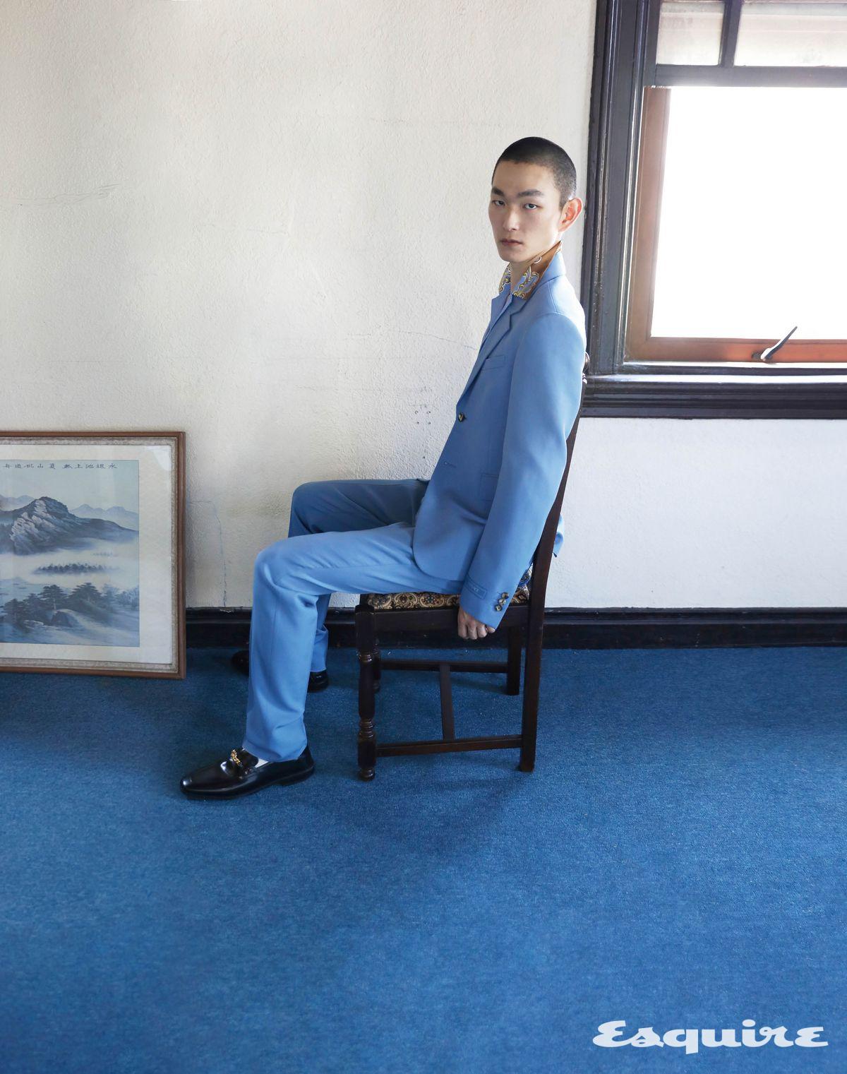 싱글브레스티드 재킷, 실크 셔츠, 울 팬츠 모두 가격 미정 베르사체. MA 슬립온 로퍼 가격 미정 아미리.