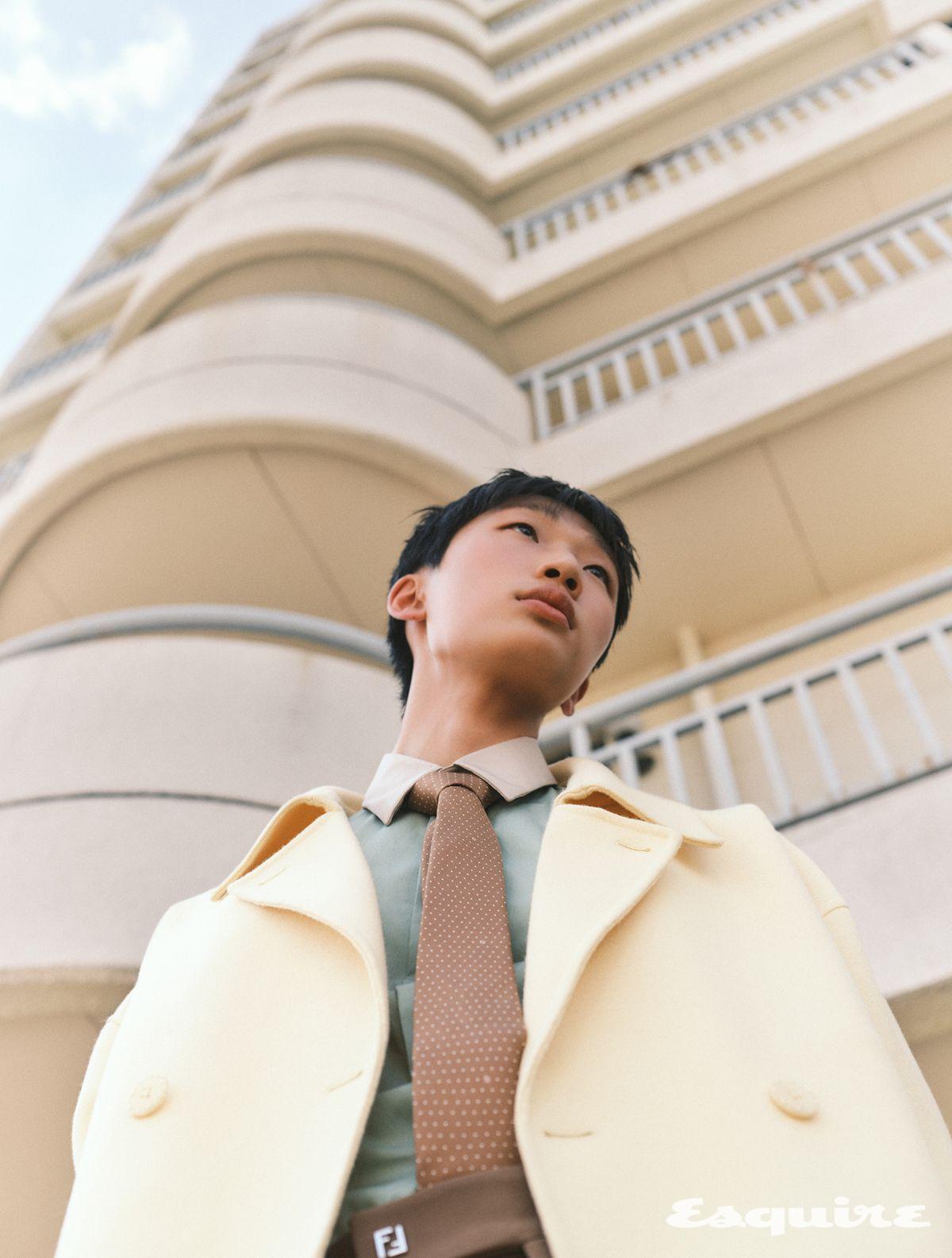 더블브레스티드 코트 600만원대, 셔츠 100만원대, 팬츠 100만원대, 타이 40만원대 모두 펜디.