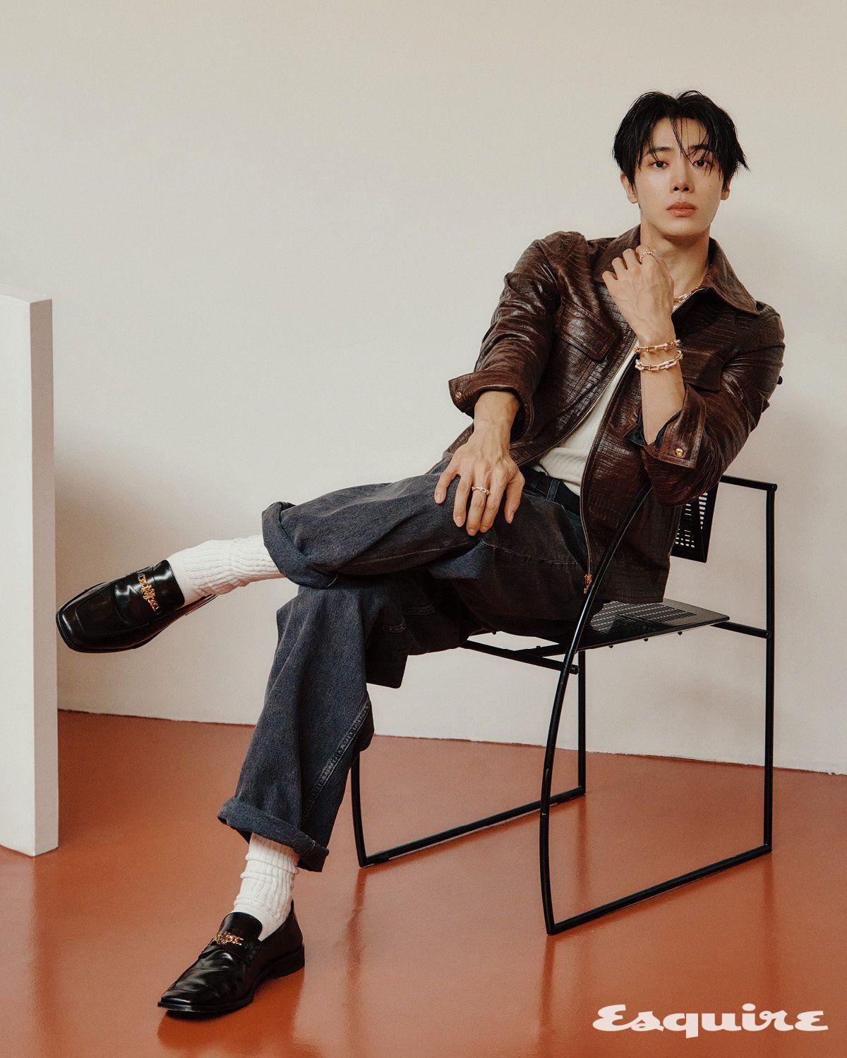 다이아몬드를 세팅한 하드웨어 그래듀에이티드 링크 로즈 골드 네크리스, 왼쪽 손목에 찬 다이아몬드 세팅의 하드웨어 라지 링크 로즈 골드 브레이슬릿, 하드웨어 라지 링크 로즈 골드 브레이슬릿, 하드웨어 스몰 링크 로즈 골드 링, 오른손에 낀 식스틴 스톤 다이아몬드 링 모두 티파니. 레더 재킷, 로퍼 모두 아미리. 슬리브리스 톱, 팬츠, 벨트, 삭스 모두 스타일리스트 소장품.