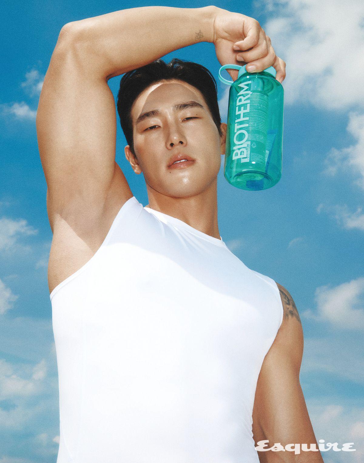 아쿠아파워 올인원과 아쿠아파워 올인원 스틱, 아쿠아피트니스 샤워젤이 텀블러에 담긴 드롭 컬렉션 5만9000원 비오템 옴므. 슬리브리스 톱 가격 미정 언더아머. 