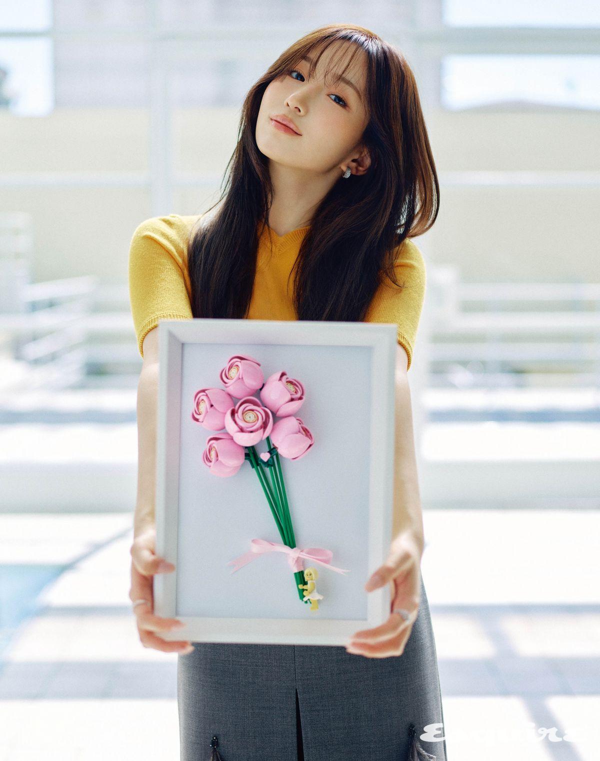 보태니컬 핑크 장미 꽃다발(10374)로 만든 커스텀 액자 레고. 니트 톱 슈슈통. 스커트 포츠. 링, 이어링 모두 골든듀.