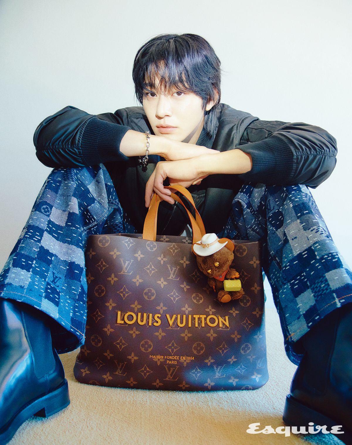 플라이트 블루종, 다미에 사시코 와이드 데님 팬츠, LV 에이전트 첼시 부츠, LV 유어스 체인 브레이슬릿, 쇼퍼 토트백, LV 루이 베어 백참 모두 루이 비통. 