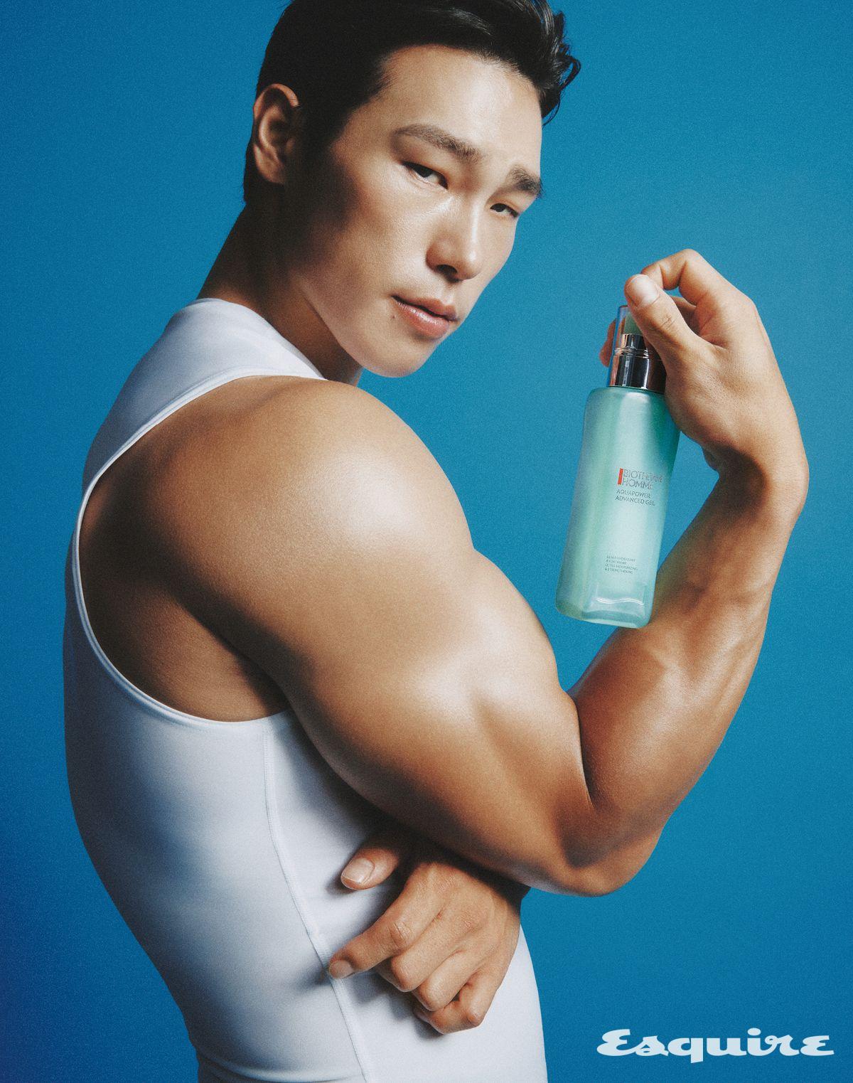 번들거림 없는 젤 텍스처가 빠르게 흡수되어 수분을 충전하는 아쿠아파워 어드밴스드 젤 PRO 100mL/9만2000원 비오템 옴므. 슬리브리스 톱 가격 미정 언더아머. 