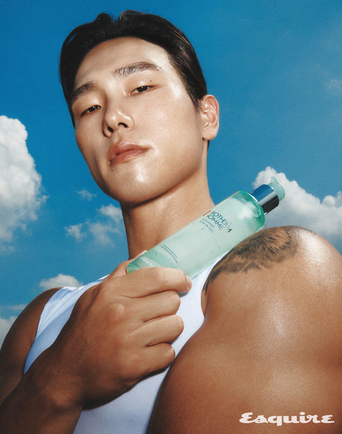 토너와 모이스처라이저의 수분감을 제품 하나로 누릴 수 있는 아쿠아파워 올인원 200mL/5만6000원 비오템 옴므. 슬리브리스 톱 가격 미정 언더아머.