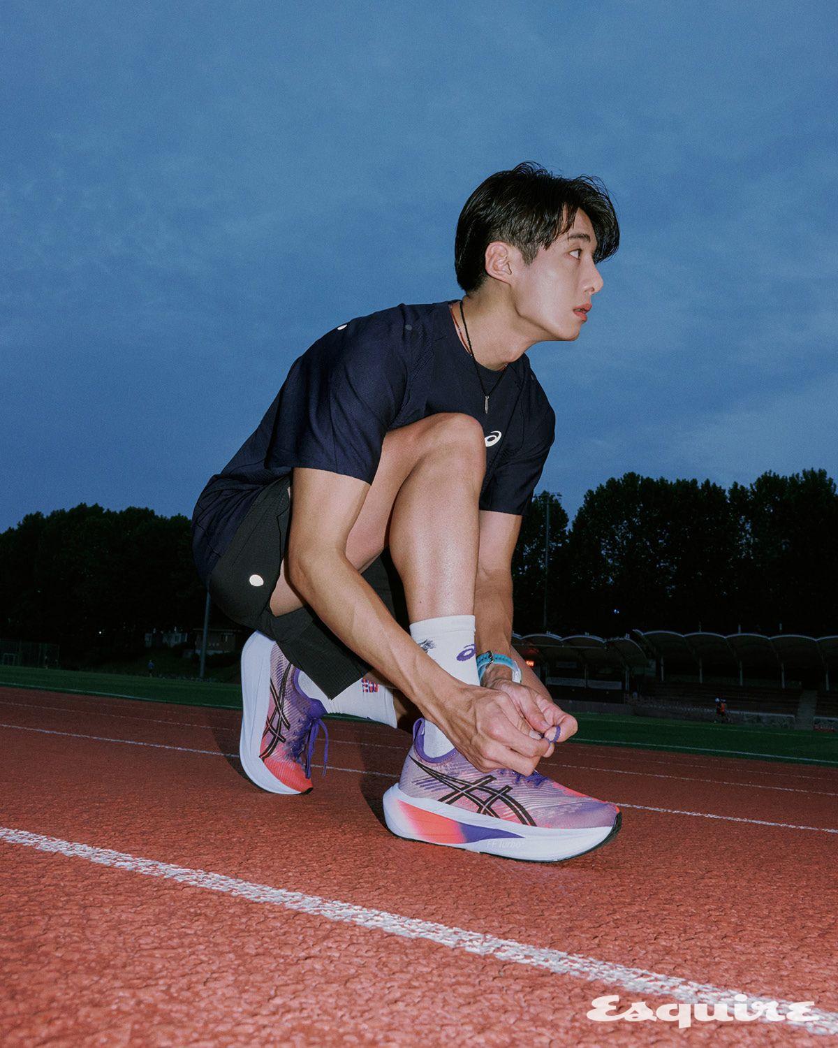 메타런 쇼트 슬리브 톱, 메타런 5인치 쇼츠, 메가블라스트 러닝 슈즈 모두 아식스. 