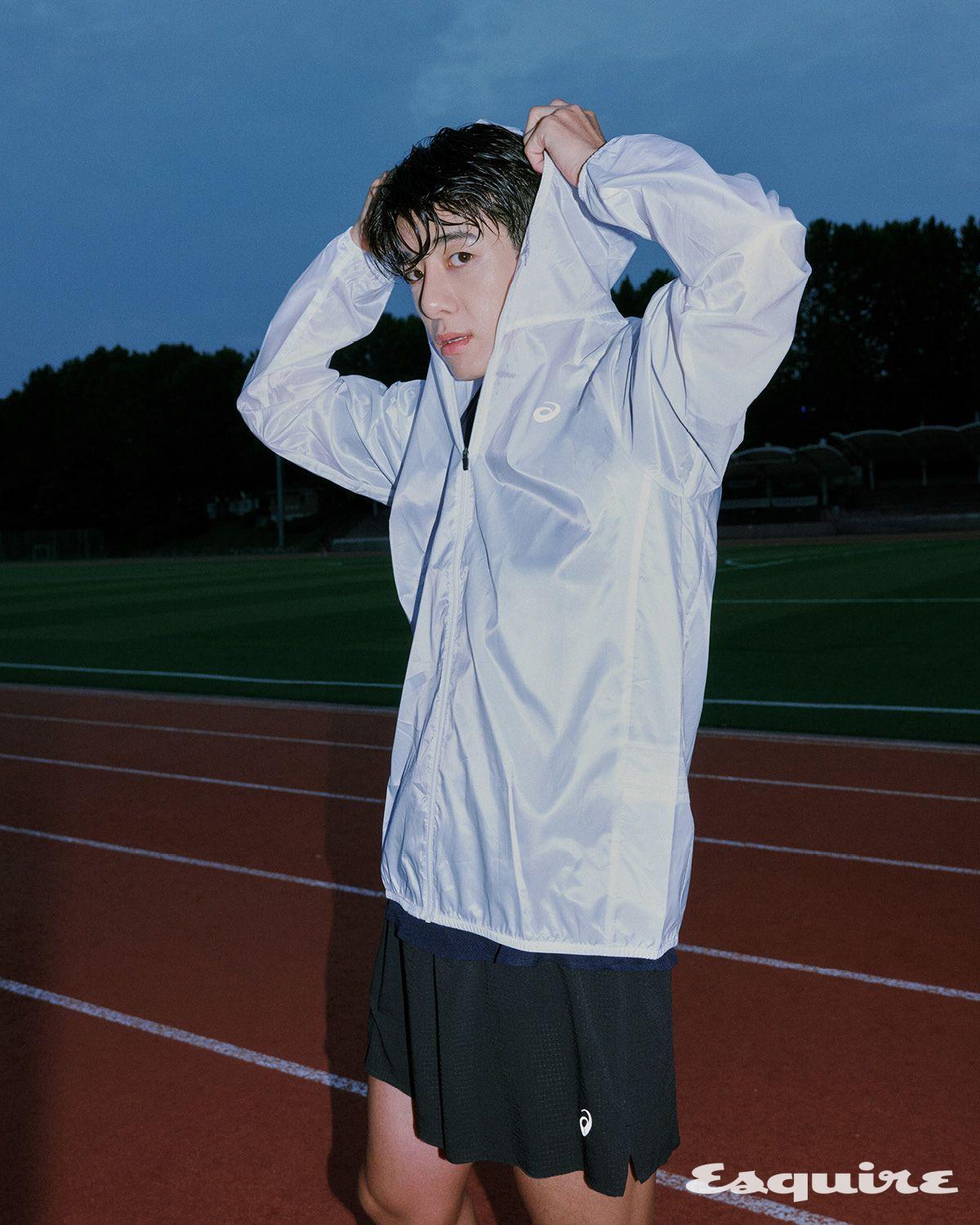 러닝 패커블 라이트 재킷, 메타런 쇼트 슬리브 톱, 메타런 5인치 쇼츠 모두 아식스. 