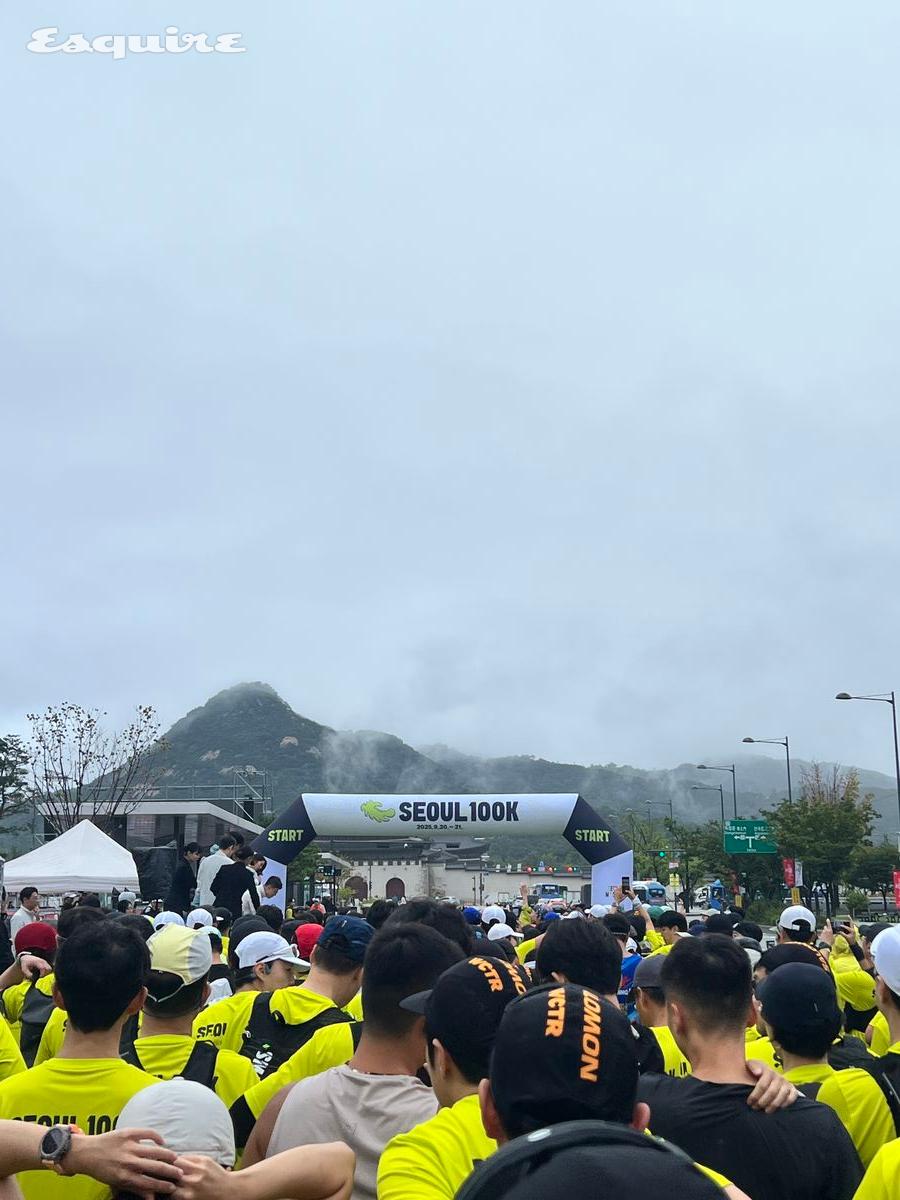에디터는 북악산-인왕산 코스를 달리는 이 대회의 10K 부문에 참가했다. PHOTO 박세회