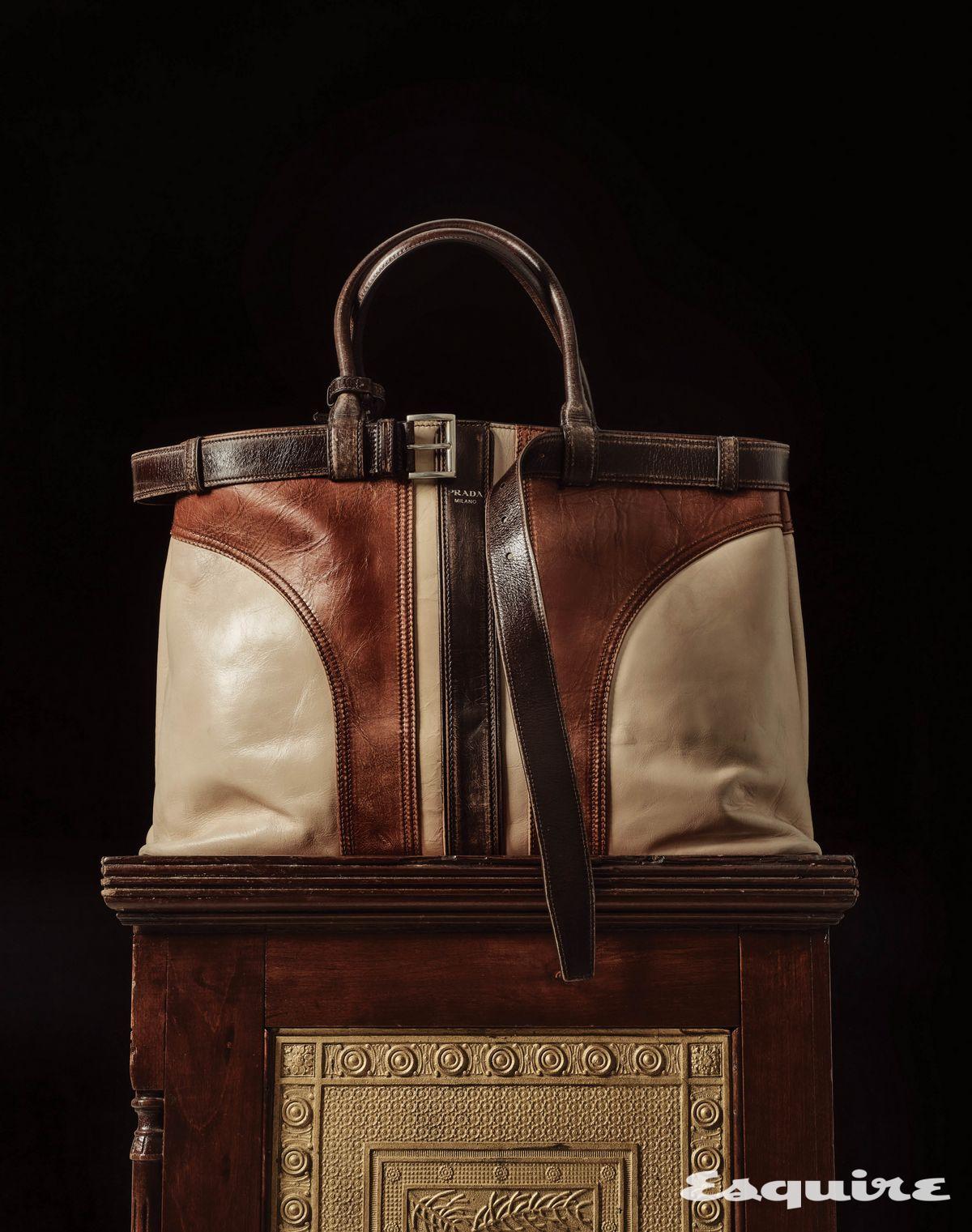 주름과 마모, 빛바랜 듯한 질감을 표현한 레더 벨트 백 가격 미정 프라다.