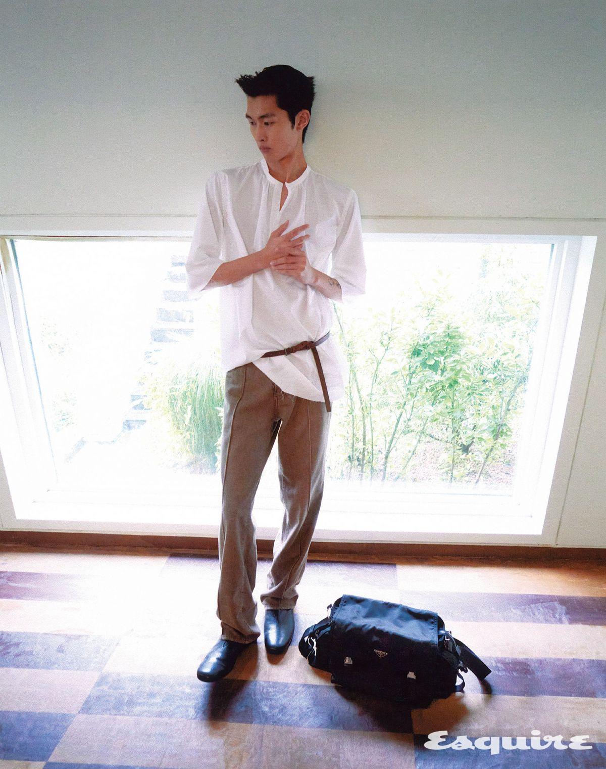 코튼 셔츠, 브라운 데님 팬츠, 부츠, 벨트, 리나일론 크로스보디백 모두 가격 미정 프라다.