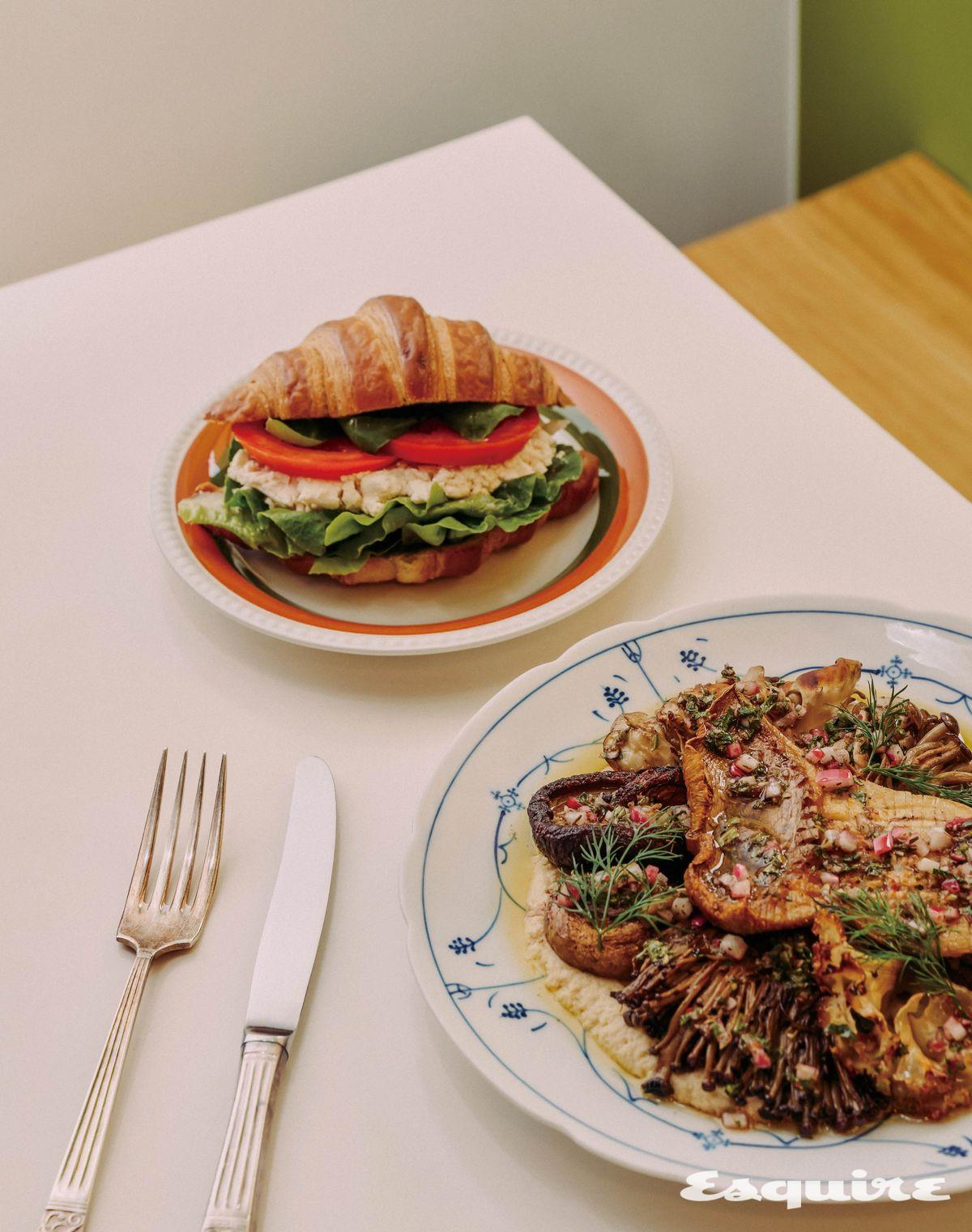 크루아상 샌드위치와 화덕 버섯구이 & 장단콩 후무스.