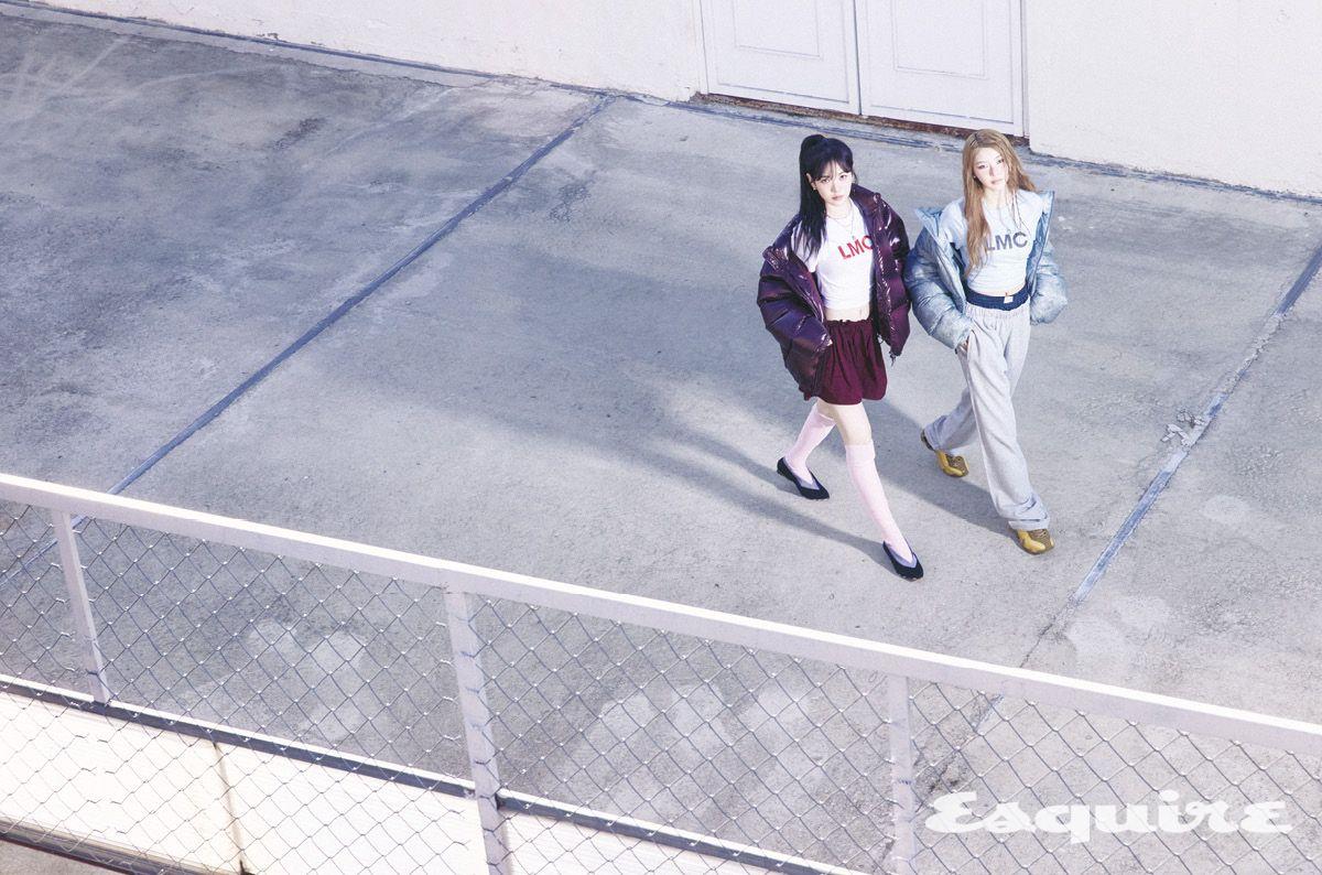 (수이) 글로시 푸퍼 덕 다운 파카, 크롭티드 티셔츠 모두 LMC. 스커트 슈슈통. 슈즈 그라운드. 이어링 넘버링. 네크리스 유즈레스오브젝트. (하음) 시스루 푸퍼 덕 다운 파카, 크롭티드 티셔츠, 스트레이트 스웨트 팬츠, 프릴 트렁크 팬츠 모두 LMC. 슈즈 아식스 스포츠. 네크리스 유즈레스오브젝트.