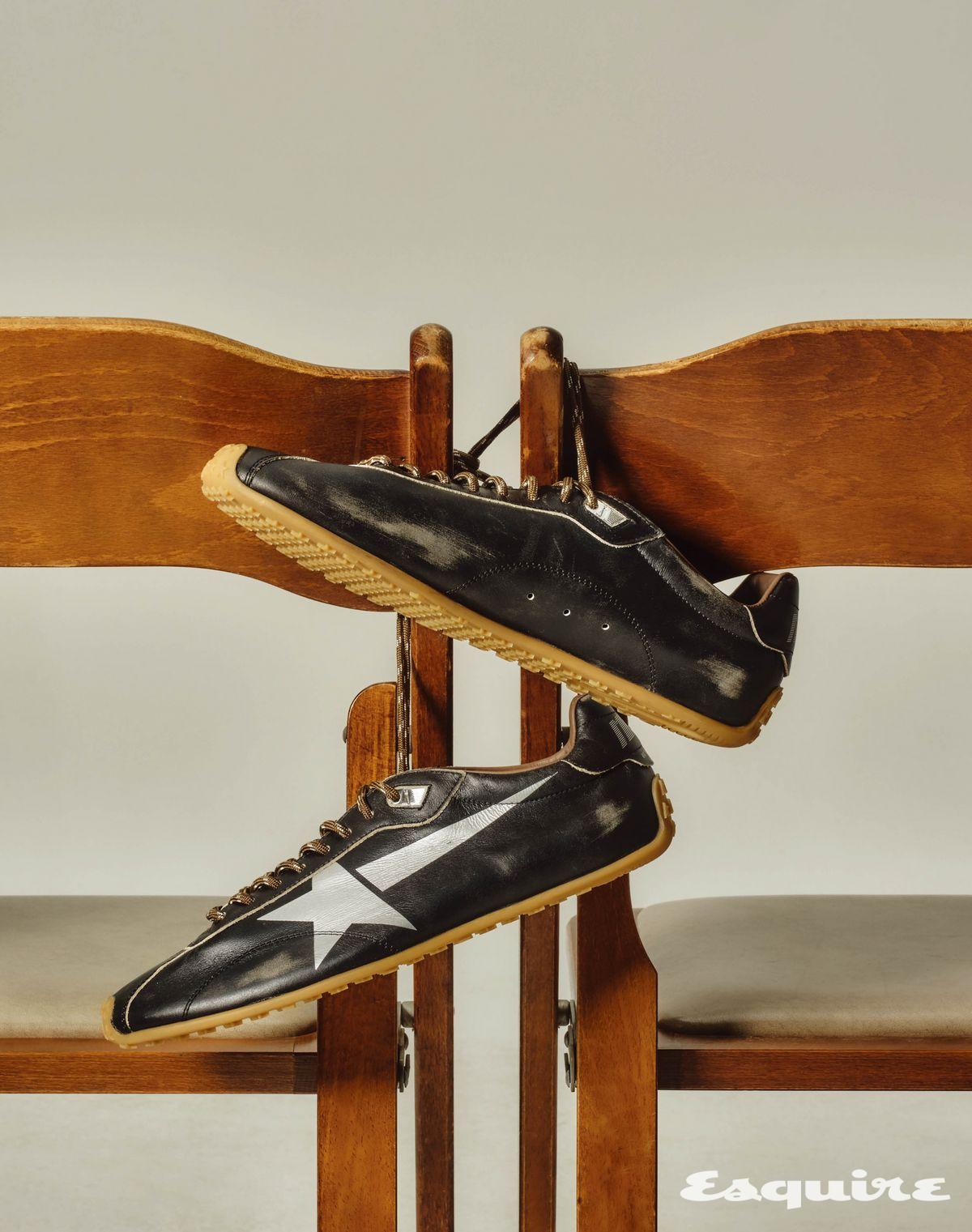 1970년대 마라톤화의 레트로한 디자인이 특징. 빈티지 효과로 무드를 극대화한 마라톤 스니커즈 93만8000원 골든구스.