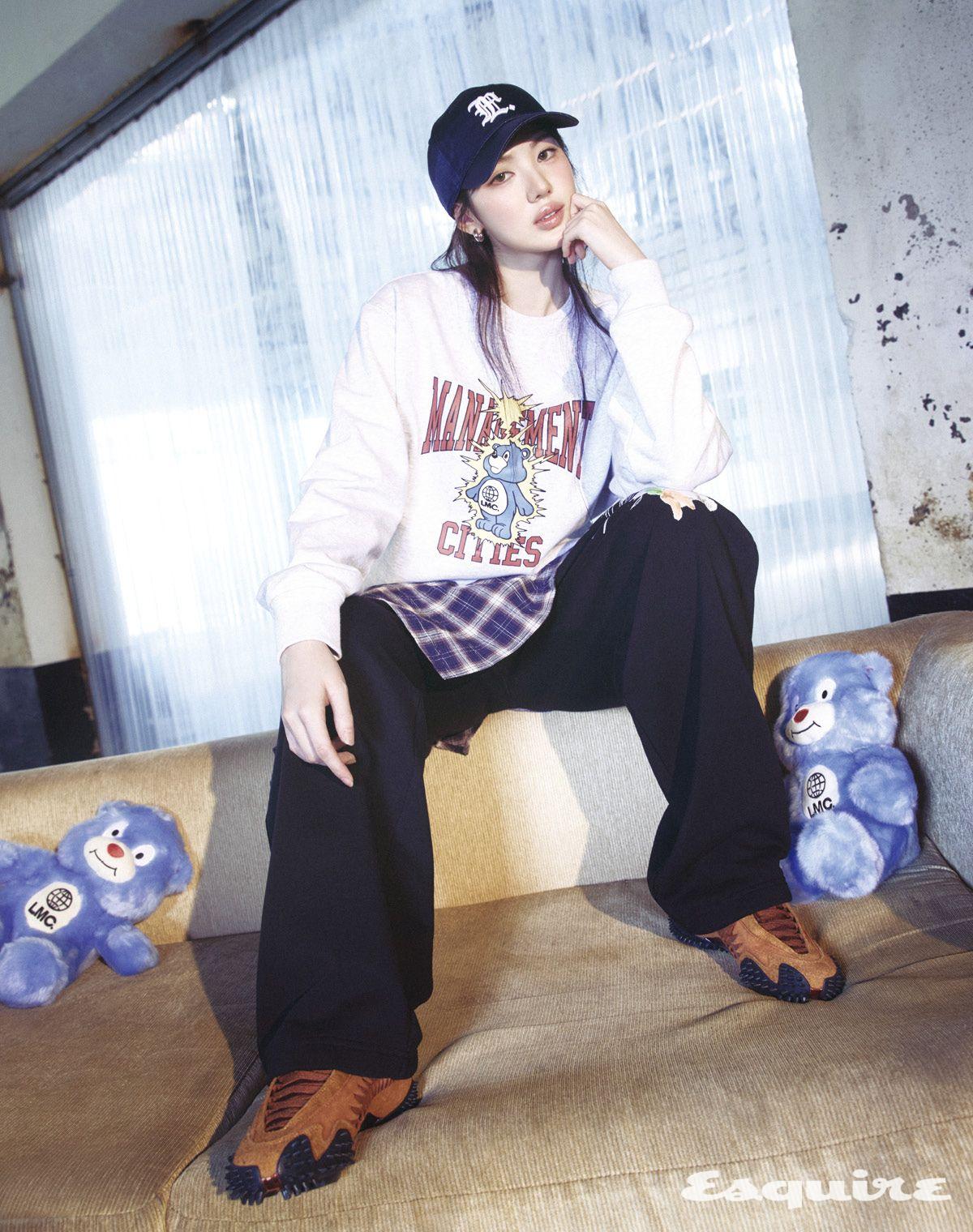 선더 베어 스웨트셔츠, 두들 드로잉 스웨트 팬츠, 고딕 사틴 6패널 캡 모두 LMC. 슈즈 푸마 x 아리스.