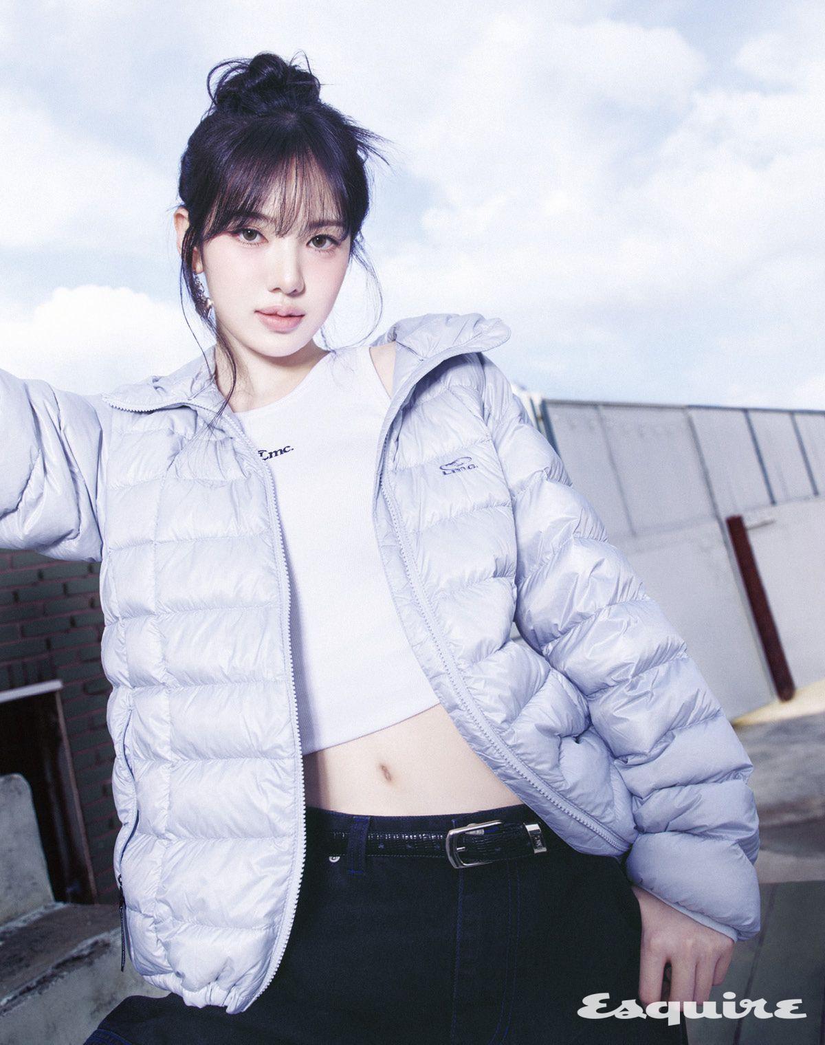 오벌 글로브 라이트 웨이트 후디드 다운 재킷, 스타 로고 슬리브리스 톱, CNTRST 더블 니 데님 팬츠, 리자드 레더 벨트 모두 LMC.